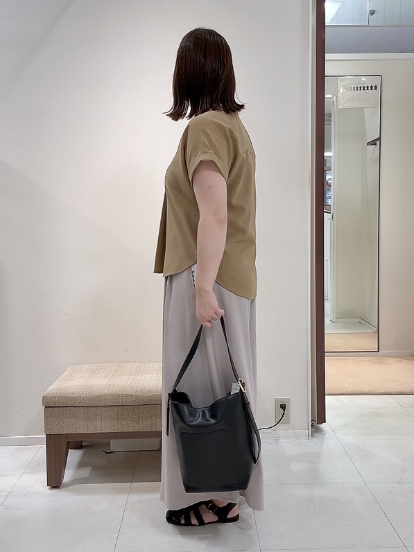 YUIさんの「UNTITLED｜【残暑も快適/セットアップ可/接触冷感】エアリークールブラウス」を使ったコーディネート