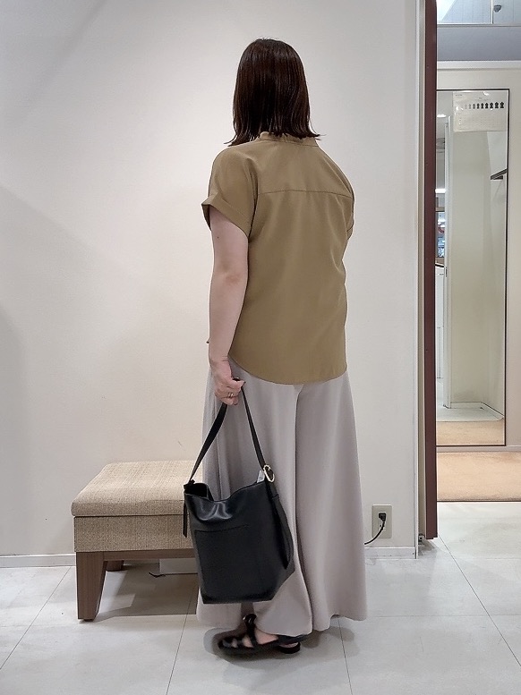 YUIさんの「UNTITLED｜【残暑も快適/セットアップ可/接触冷感】エアリークールブラウス」を使ったコーディネート