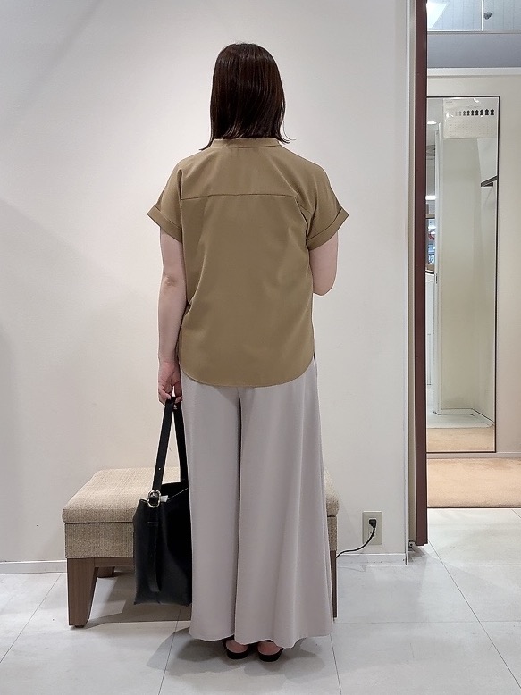 YUIさんの「UNTITLED｜【残暑も快適/セットアップ可/接触冷感】エアリークールブラウス」を使ったコーディネート