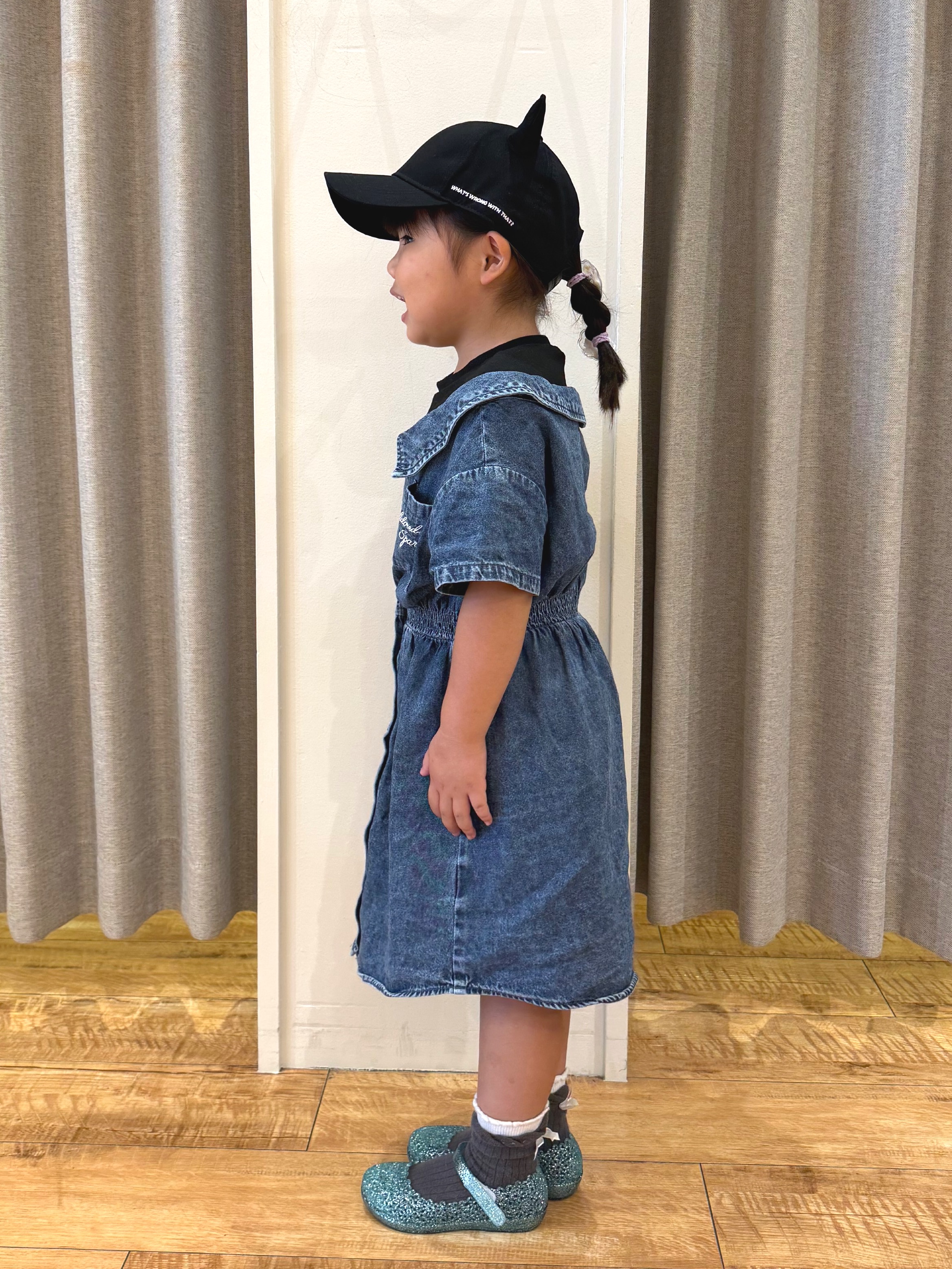 愛さんの「SHOO･LA･RUE｜【110-150㎝】デニムドッキングワンピース」を使ったコーディネート