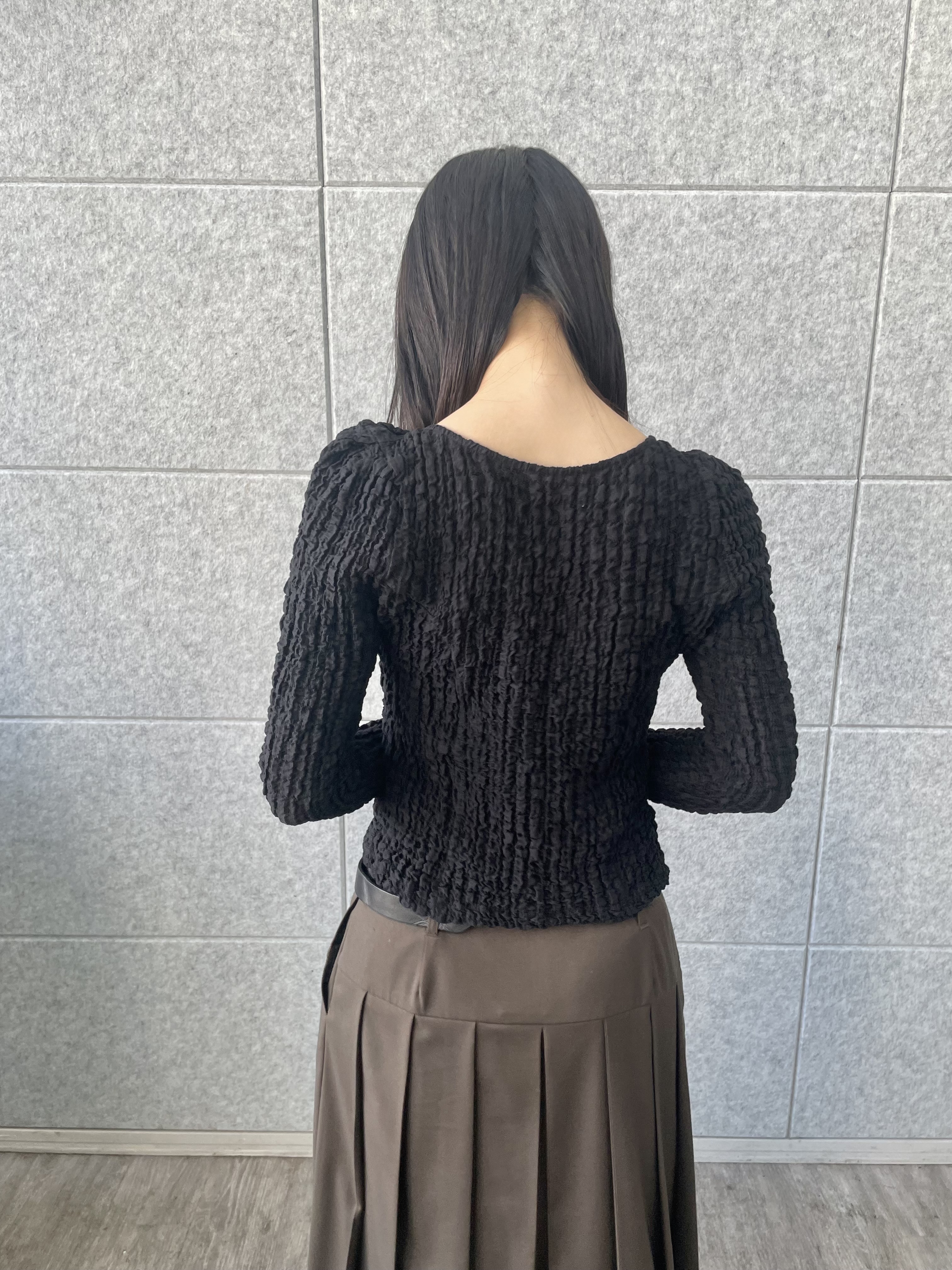 丸山加奈子さんの「CODE A｜soft pleated midi skirt」を使ったコーディネート