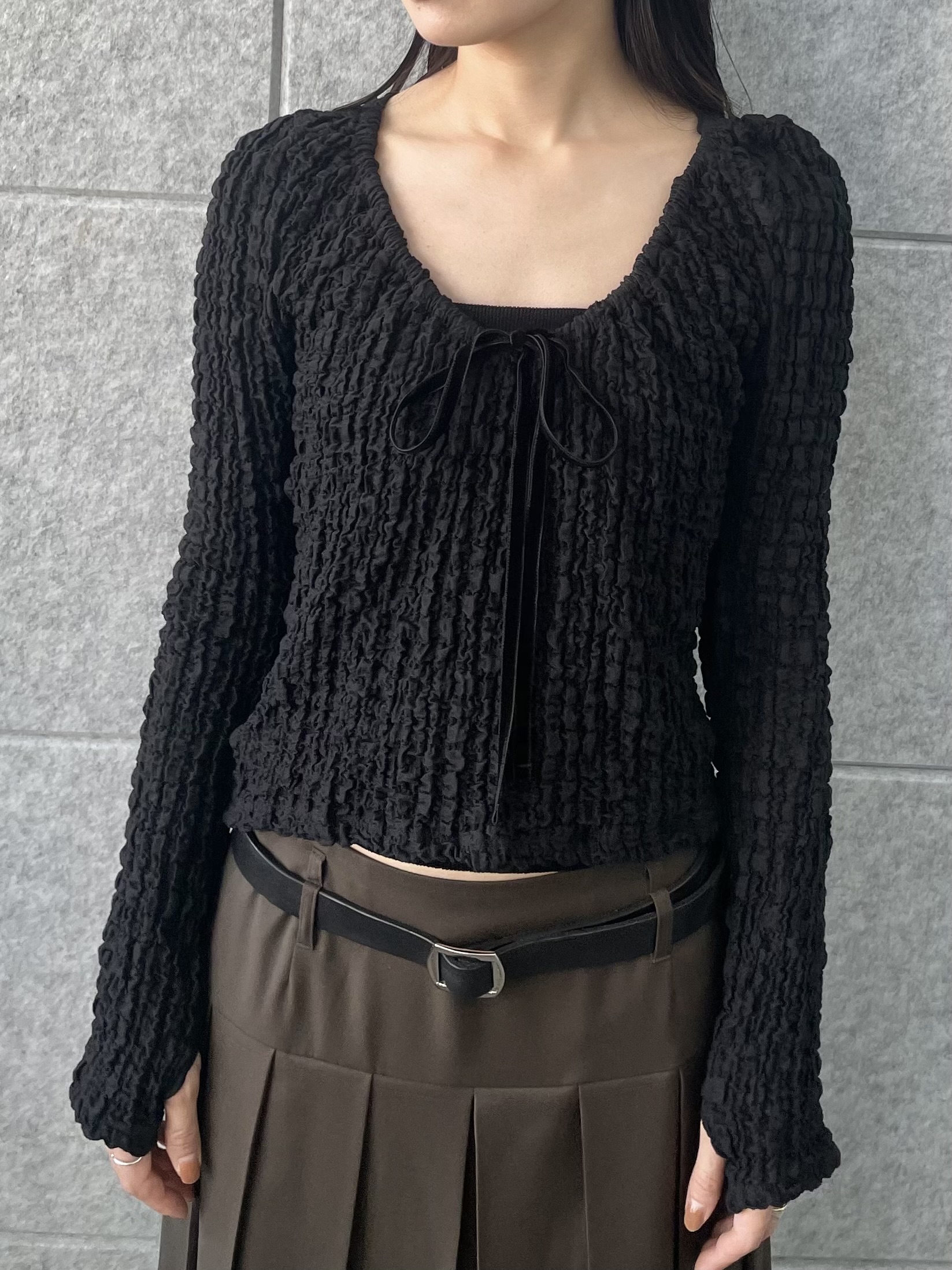 丸山加奈子さんの「CODE A｜soft pleated midi skirt」を使ったコーディネート