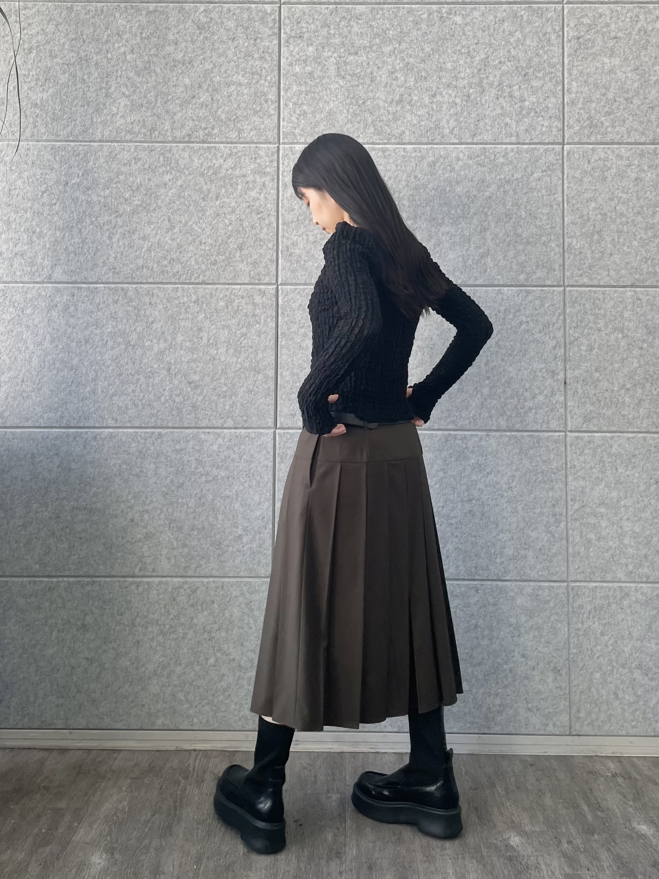 丸山加奈子さんの「CODE A｜soft pleated midi skirt」を使ったコーディネート