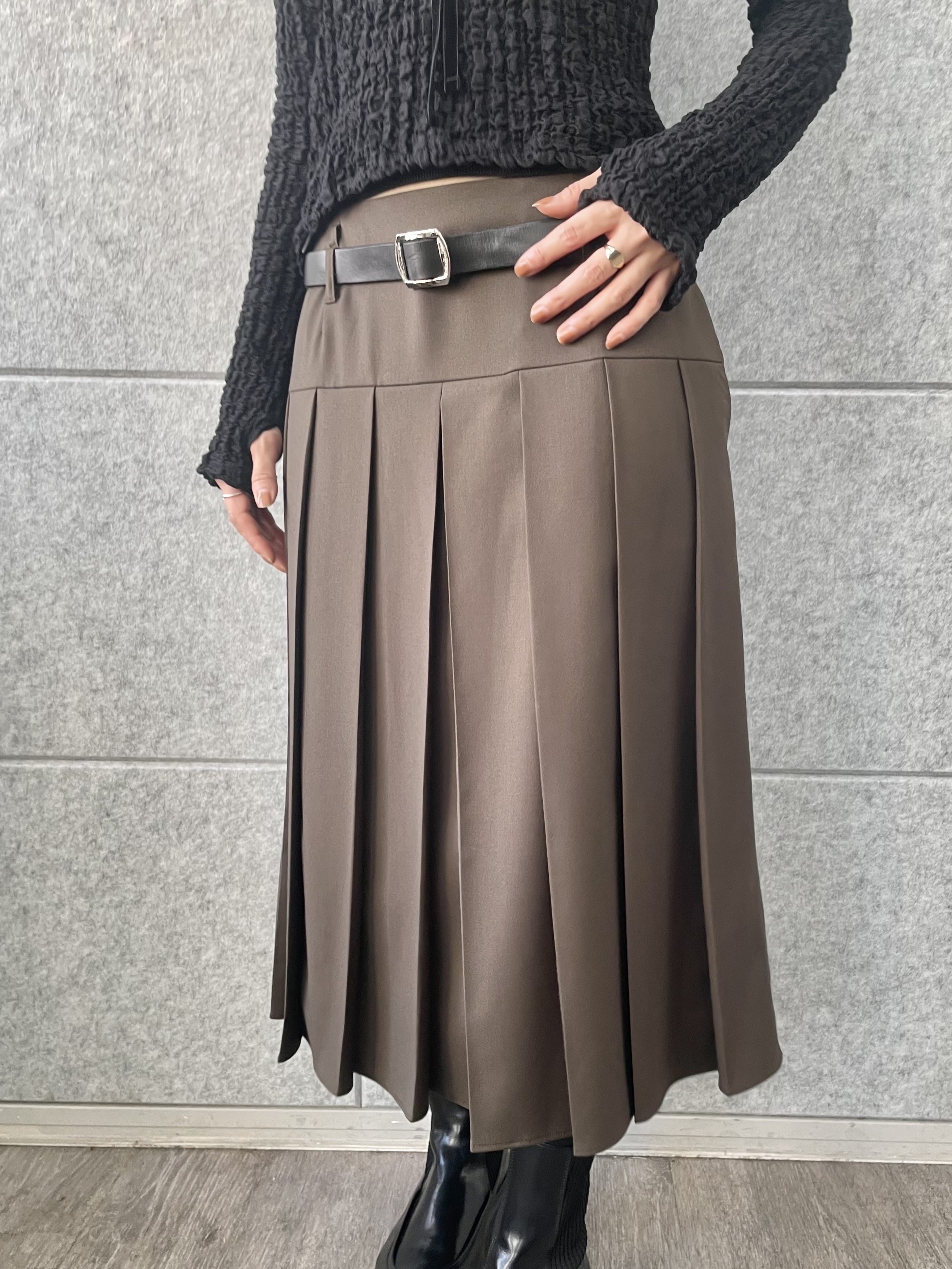 丸山加奈子さんの「CODE A｜soft pleated midi skirt」を使ったコーディネート
