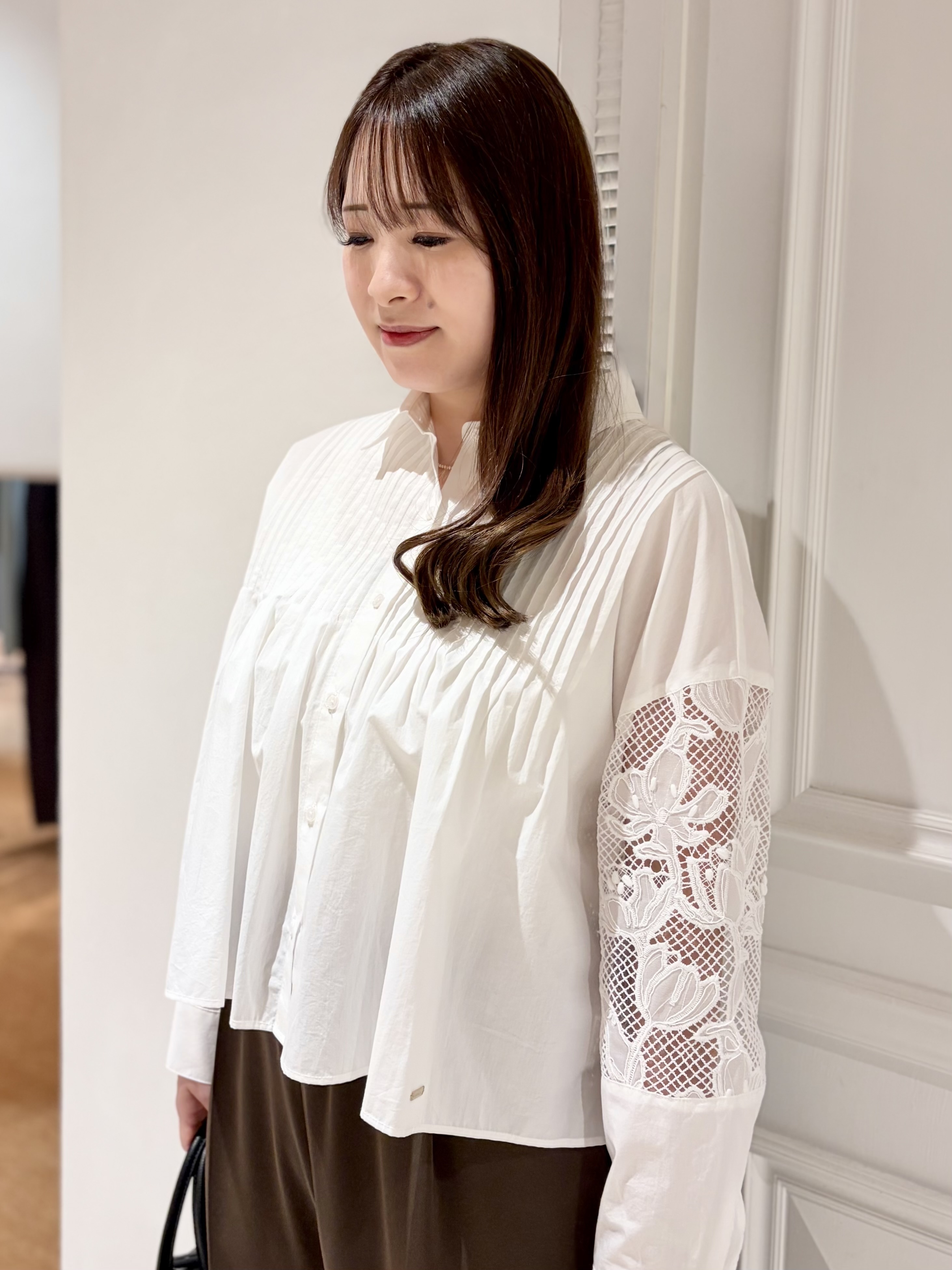 minowaさんの「DRESSTERIOR｜【着映え】シアーレーススリーブ ピンタック クロップドシャツ」を使ったコーディネート