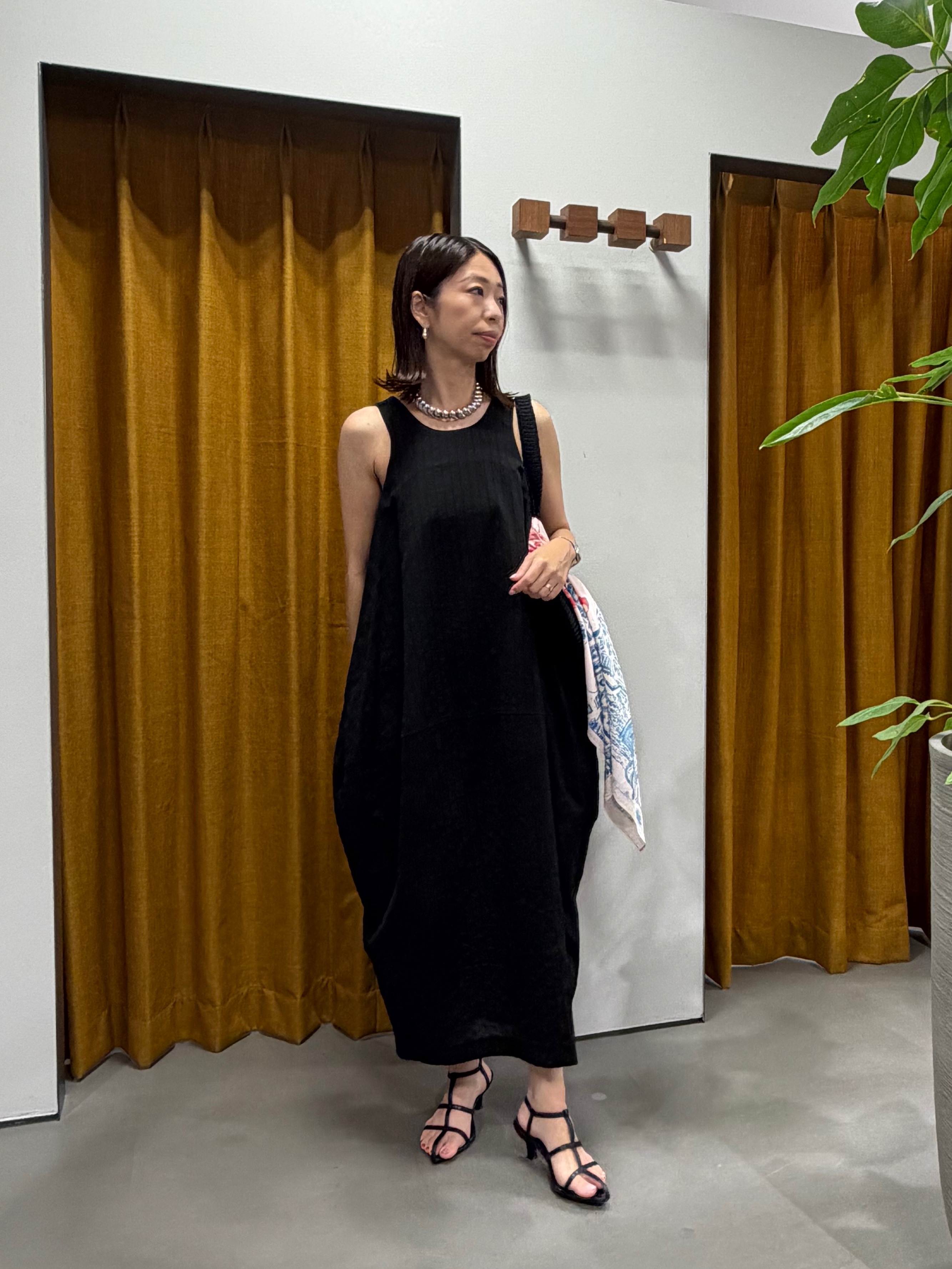 Mikoさんの「INDIVI｜ミニマルコクーンワンピース」を使ったコーディネート