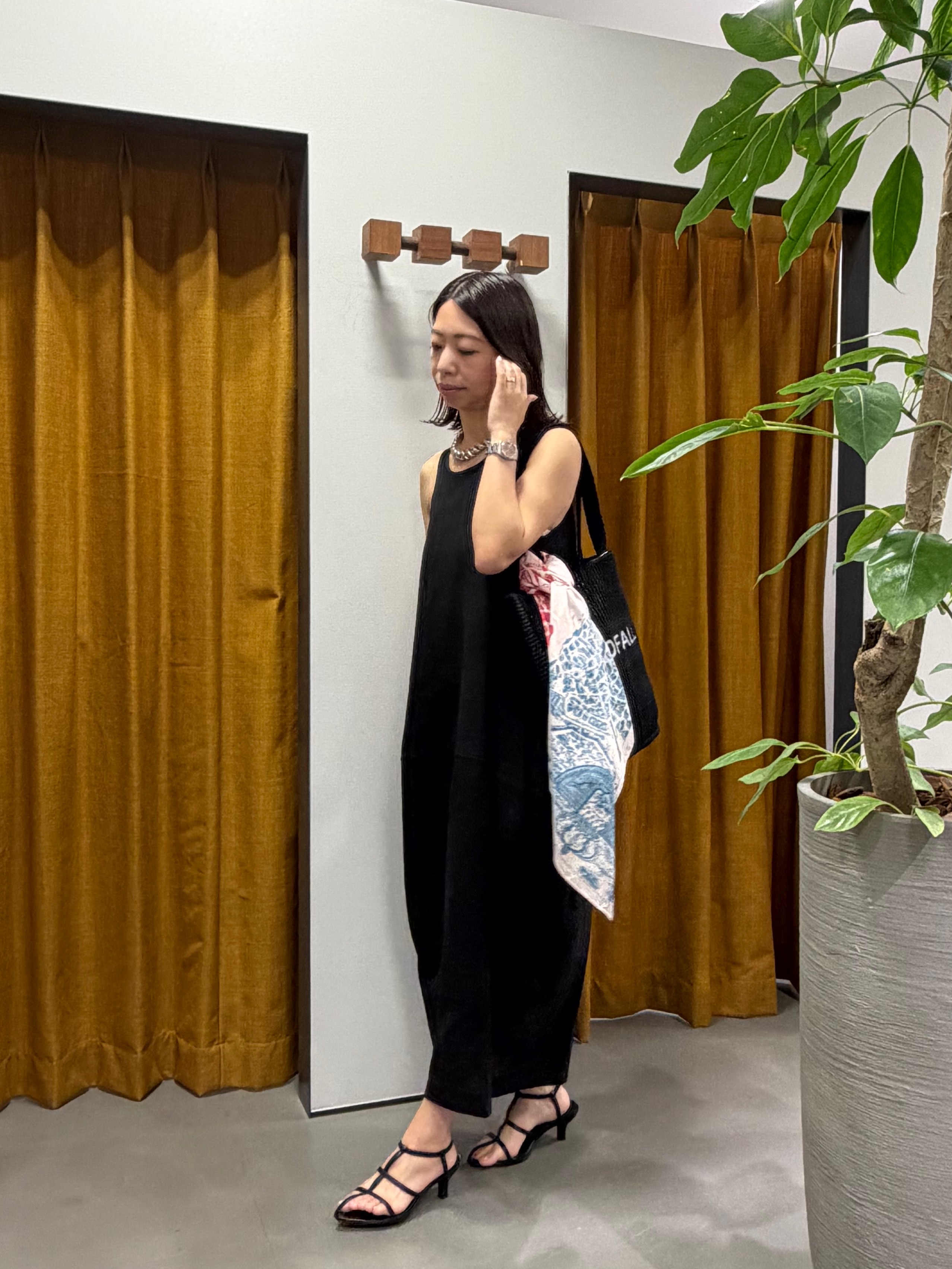 Mikoさんの「INDIVI｜ミニマルコクーンワンピース」を使ったコーディネート