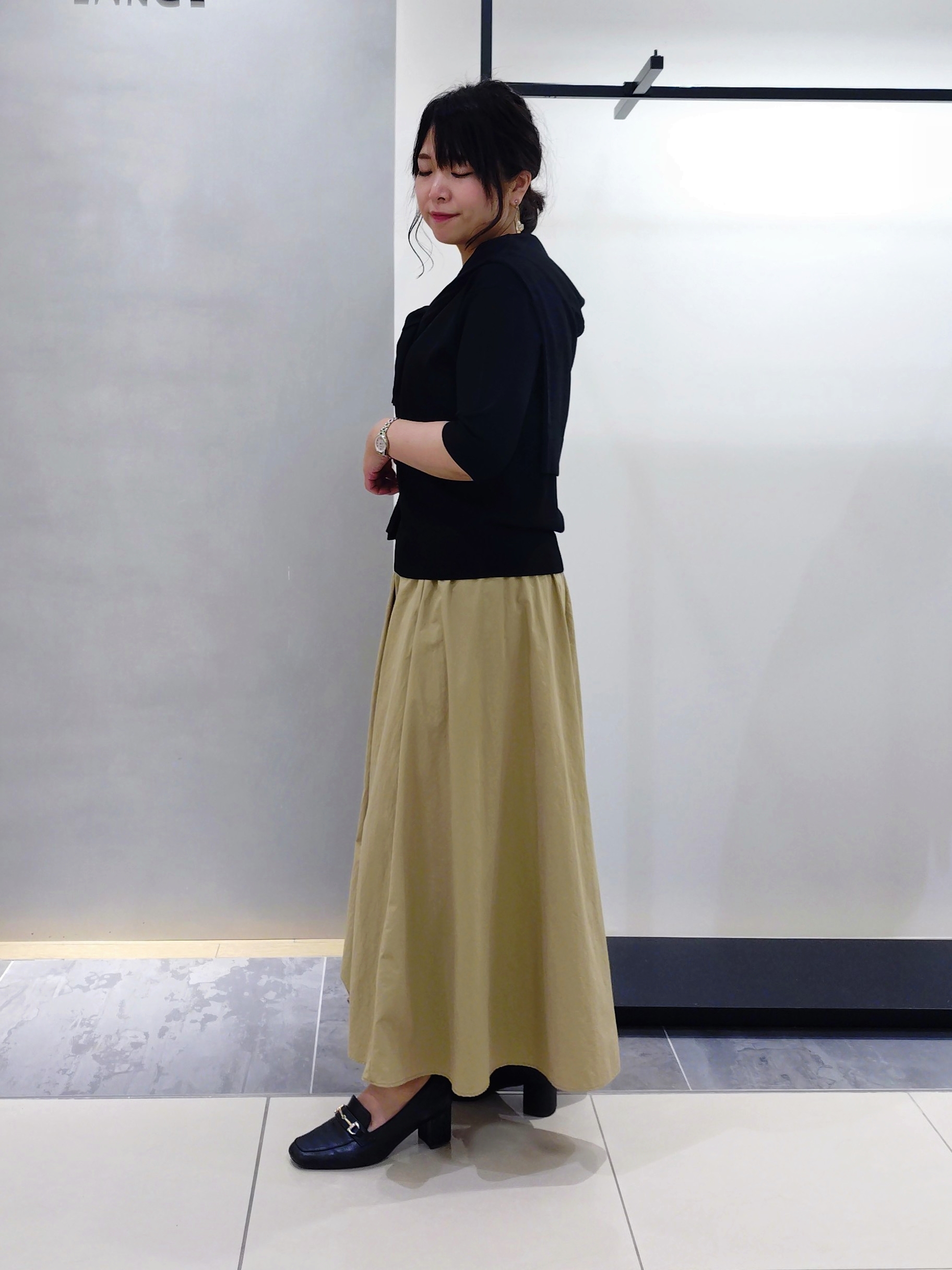 TOMOMIさんの「INDIVI｜【撥水／裏地なし軽量】ギャザーボリュームスカート」を使ったコーディネート