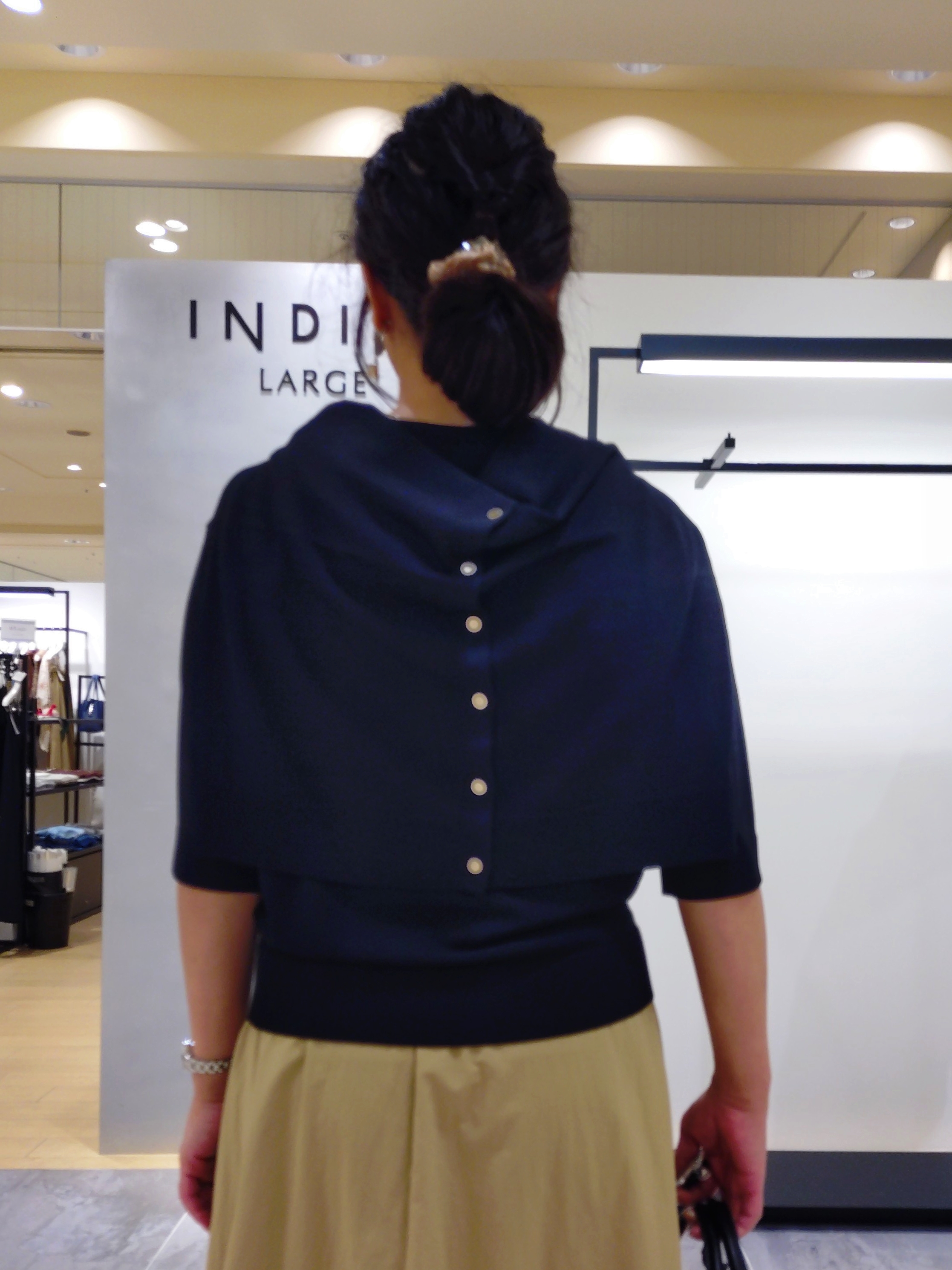TOMOMIさんの「INDIVI｜【撥水／裏地なし軽量】ギャザーボリュームスカート」を使ったコーディネート
