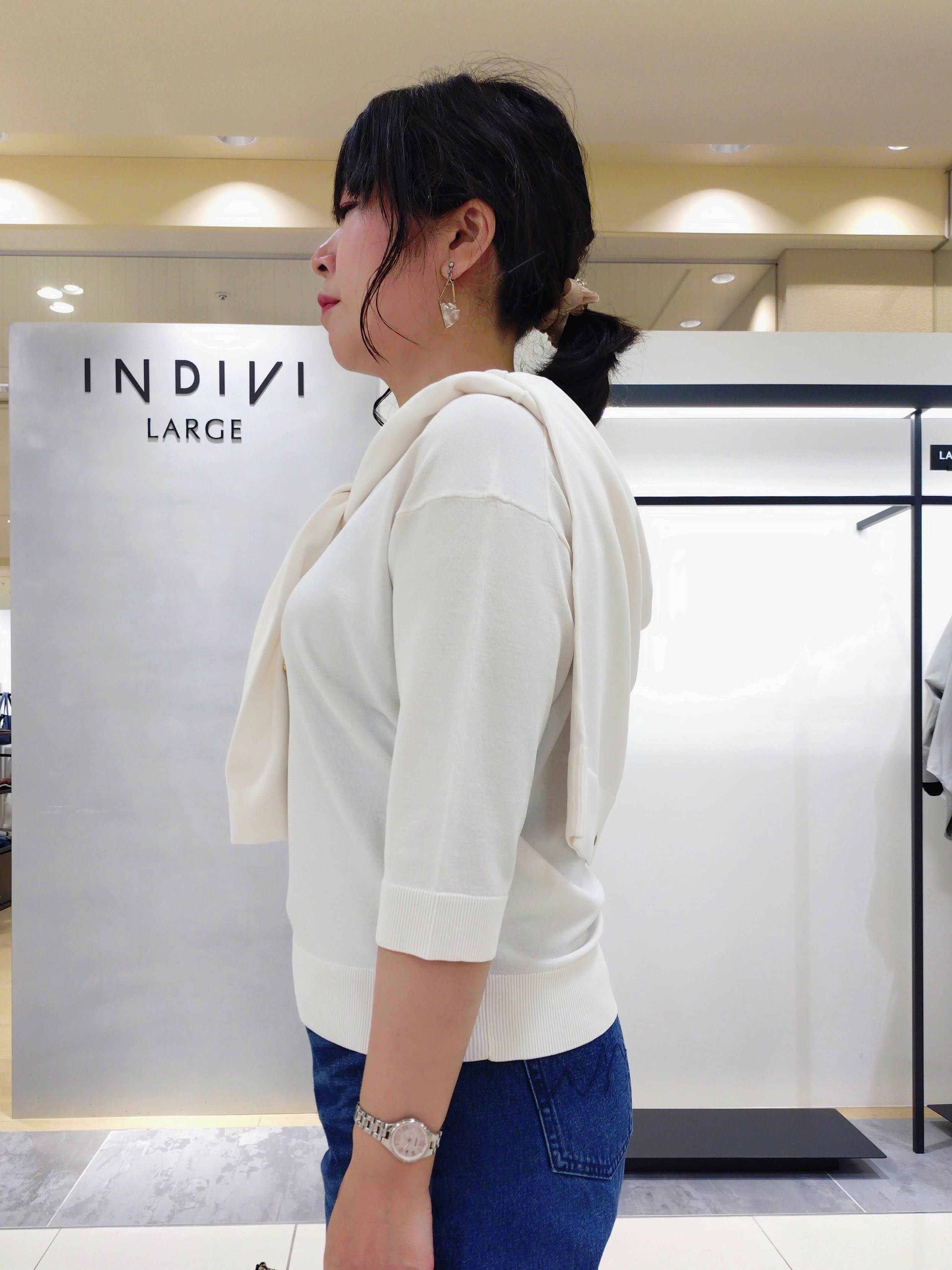 TOMOMIさんの「INDIVI｜【2点セット】5分袖ニット＆カーディガン きれいめアンサンブルニット」を使ったコーディネート