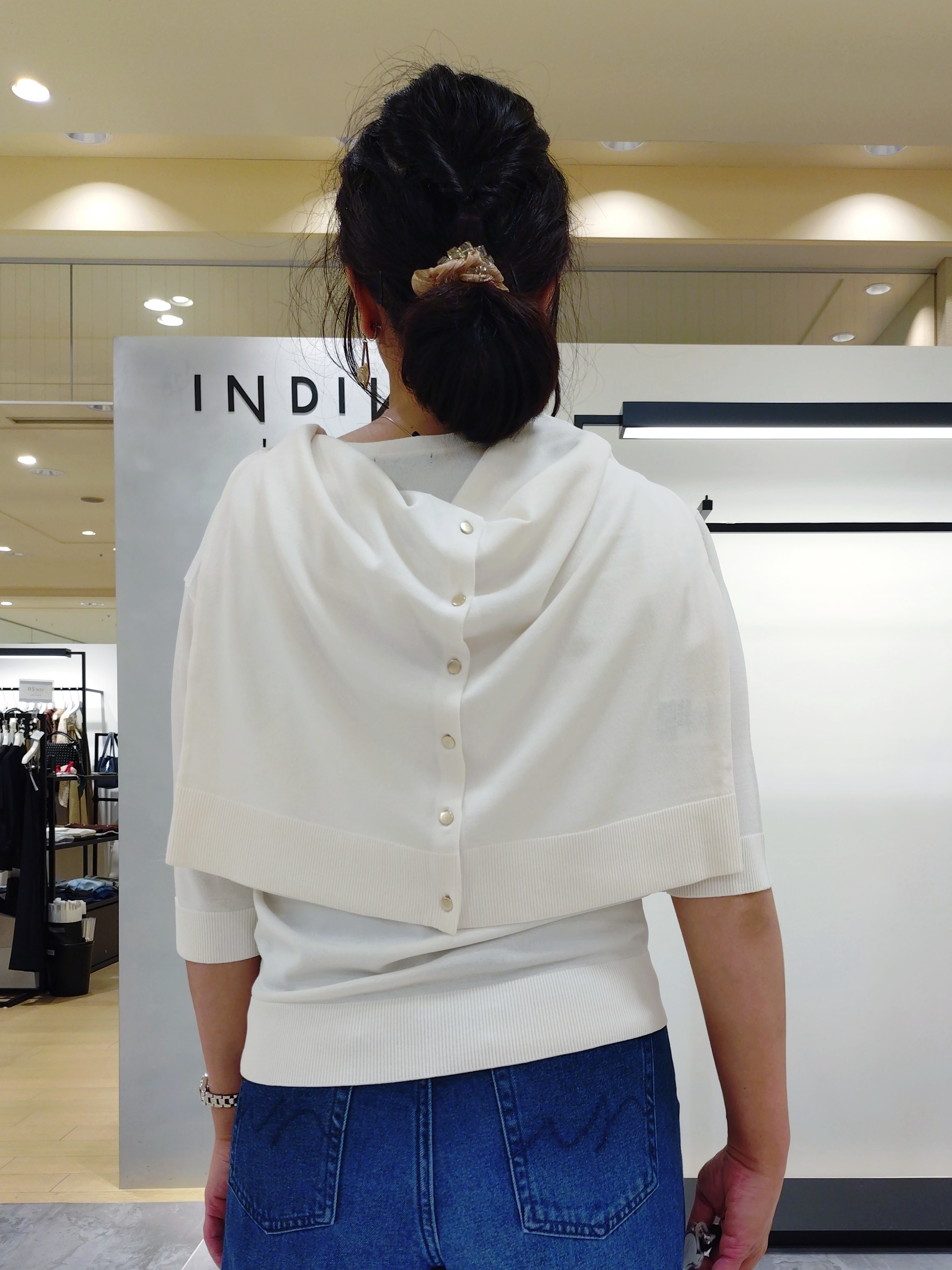 TOMOMIさんの「INDIVI｜【2点セット】5分袖ニット＆カーディガン きれいめアンサンブルニット」を使ったコーディネート