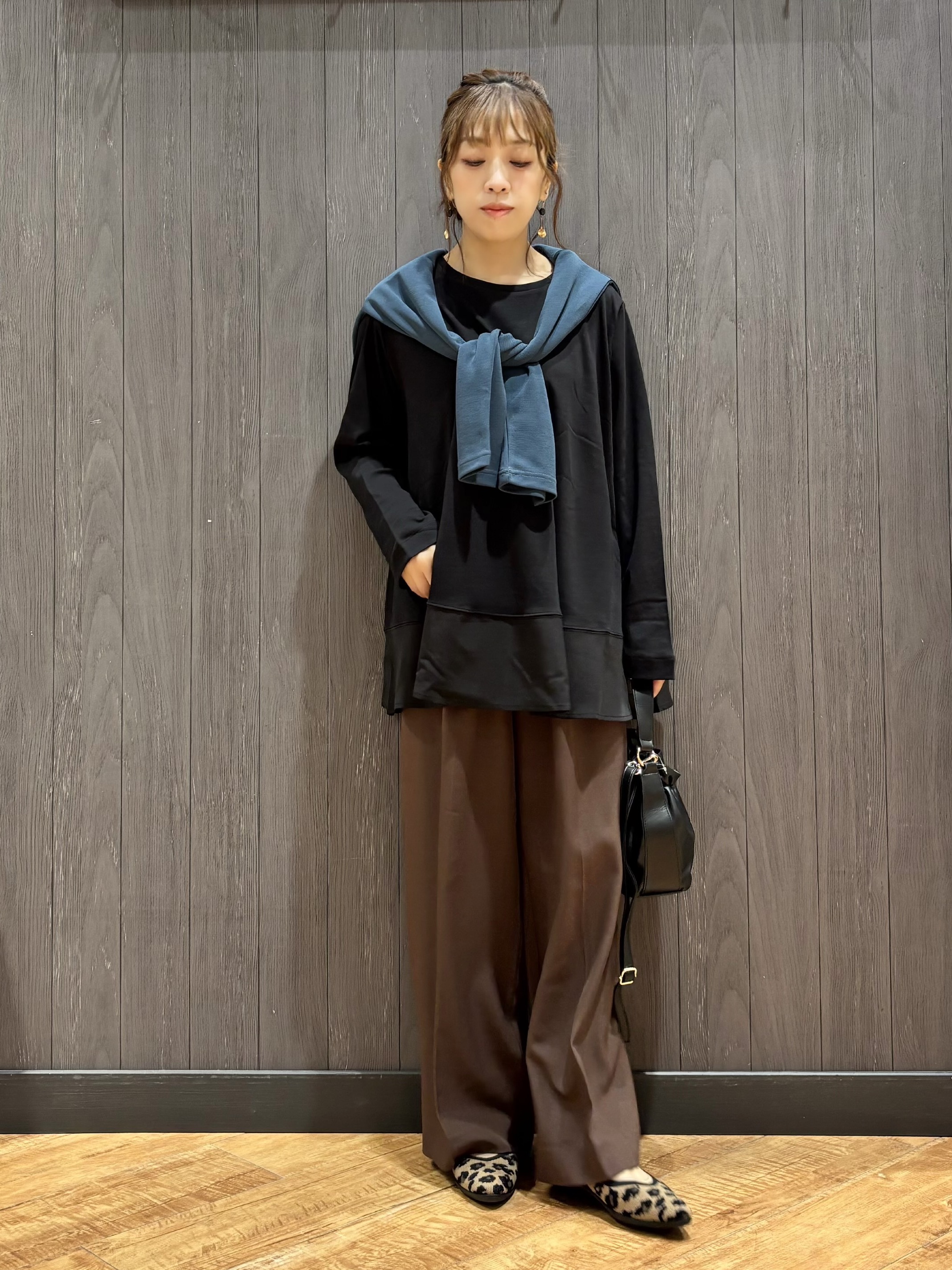 meiさんの「SHOO･LA･RUE｜【S-LL/体型カバー】すっぽり隠れる 裾切り替えAライン長袖ゆるトップス」を使ったコーディネート