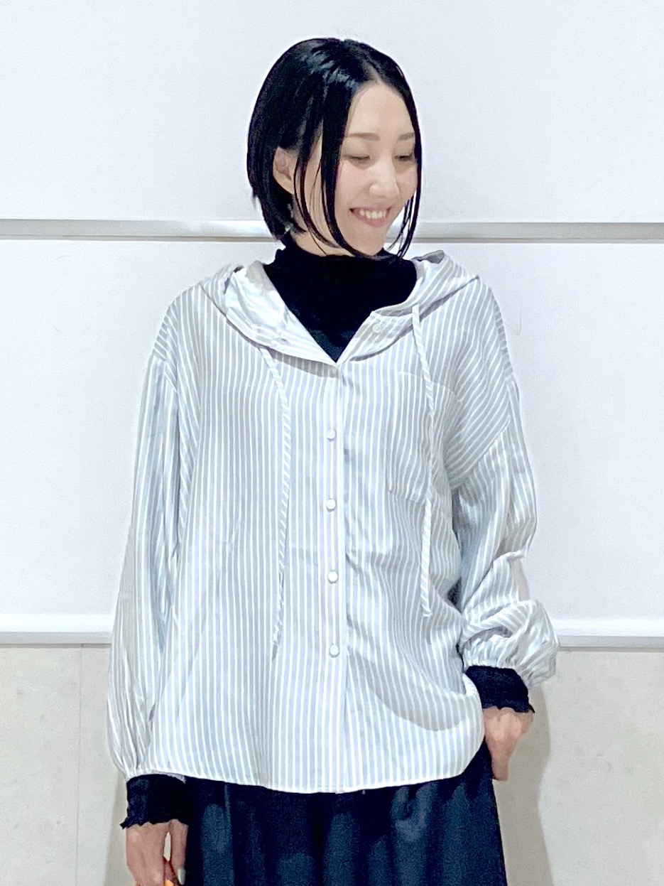 eriko さんの「Dessin｜ストライプシアーフードシャツ」を使ったコーディネート