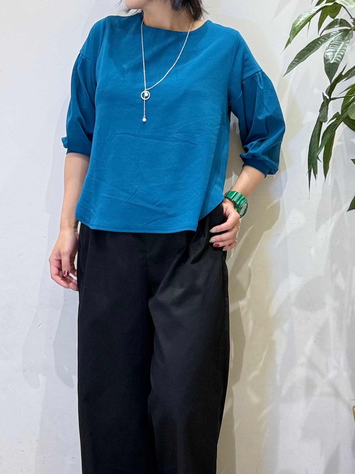 misakiさんの「SHOO･LA･RUE｜【着丈選べる/2点セット】ネックレス付き やわらか8分袖ブラウス」を使ったコーディネート