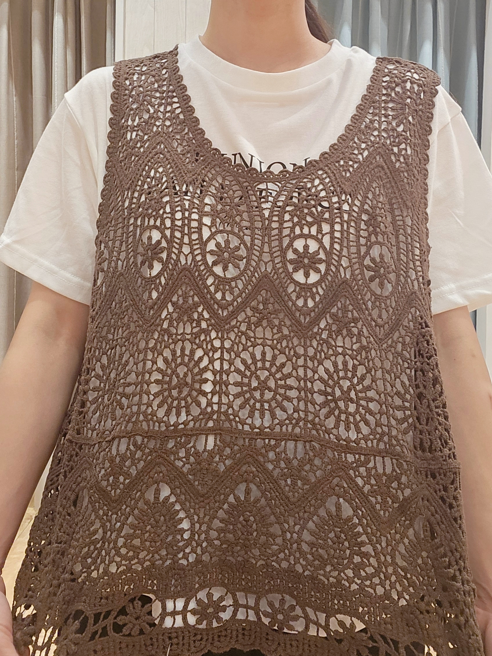 miyaさんの「SHOO･LA･RUE｜【2点セット/体型カバー】瞬間レイヤードコーデが完成 クロシェ編みベスト+ロゴT」を使ったコーディネート
