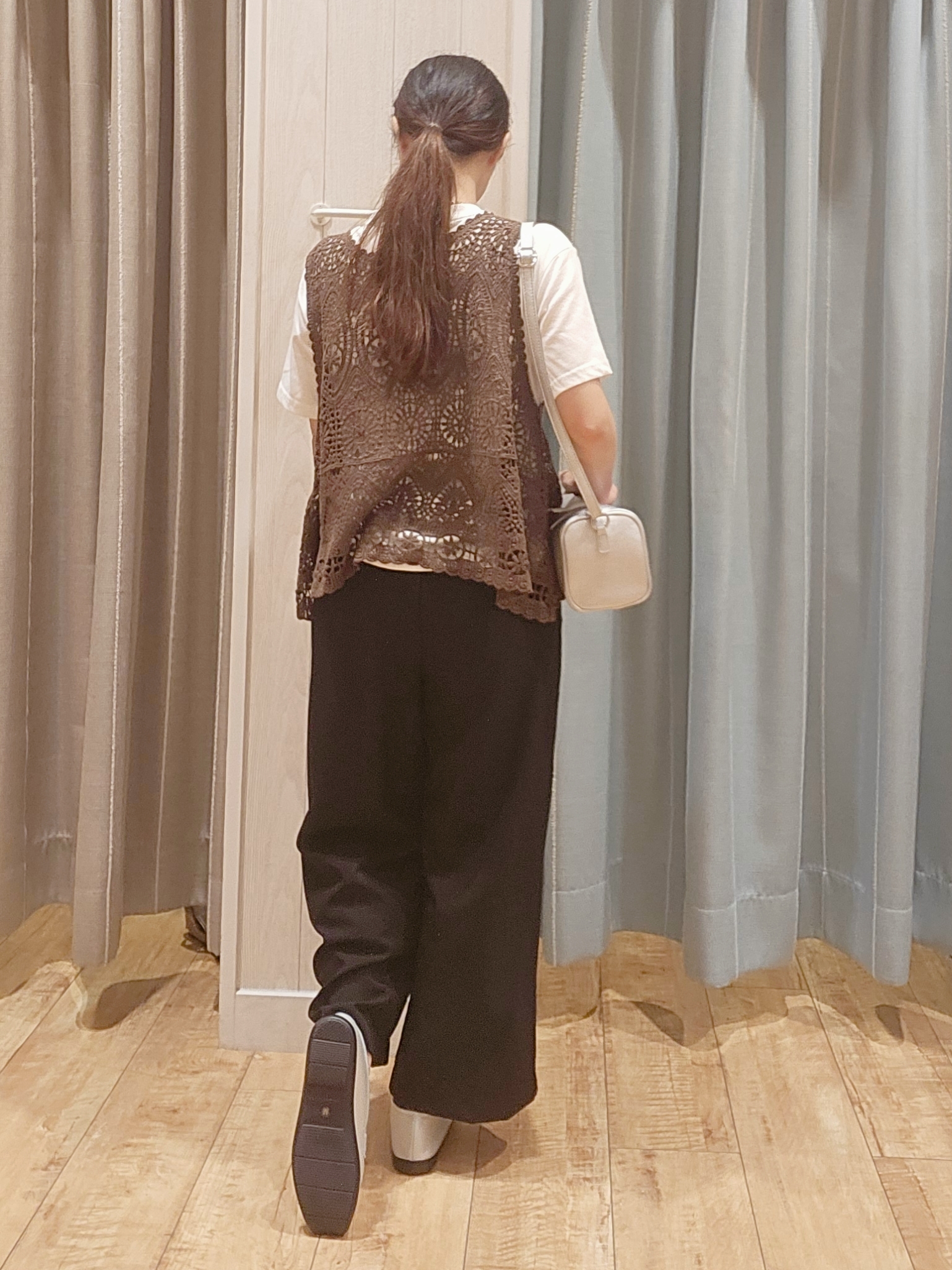 miyaさんの「SHOO･LA･RUE｜【2点セット/体型カバー】瞬間レイヤードコーデが完成 クロシェ編みベスト+ロゴT」を使ったコーディネート