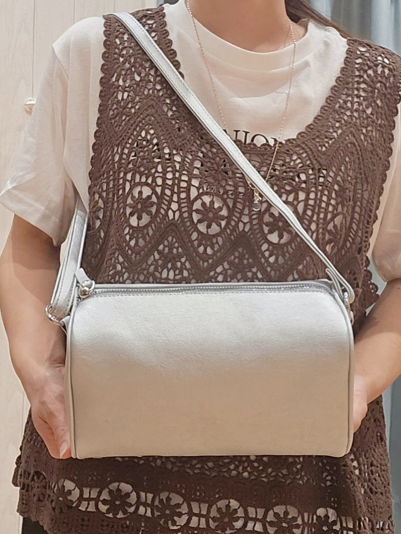 miyaさんの「SHOO･LA･RUE｜【2点セット/体型カバー】瞬間レイヤードコーデが完成 クロシェ編みベスト+ロゴT」を使ったコーディネート