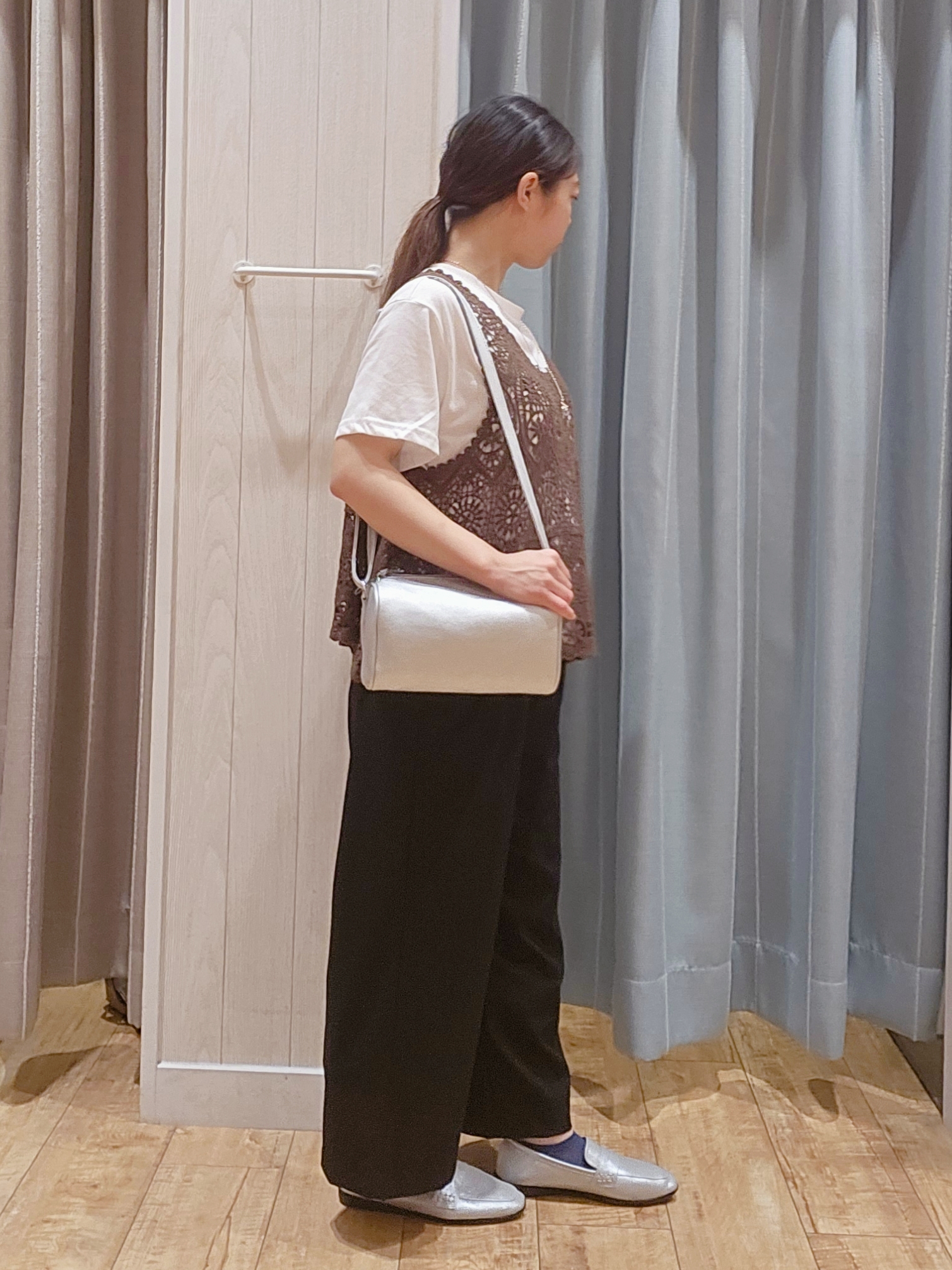 miyaさんの「SHOO･LA･RUE｜【2点セット/体型カバー】瞬間レイヤードコーデが完成 クロシェ編みベスト+ロゴT」を使ったコーディネート