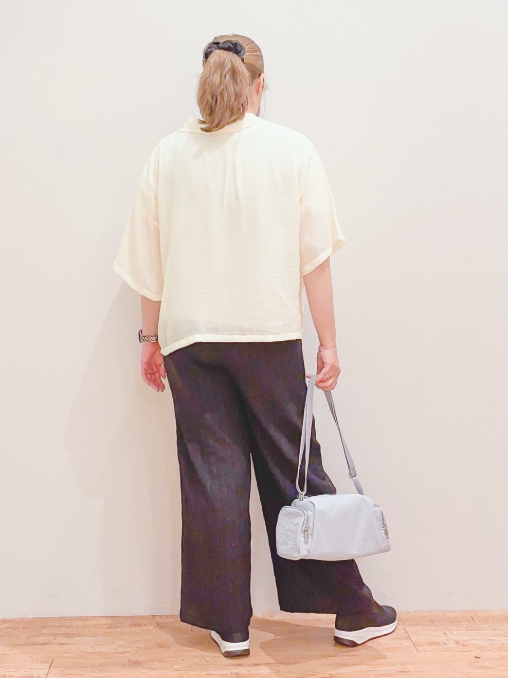 naoさんの「SHOO･LA･RUE｜【S-LL/5分袖/洗濯機可】抜け感たっぷり 程よい透け感のポケット付きシャツ」を使ったコーディネート