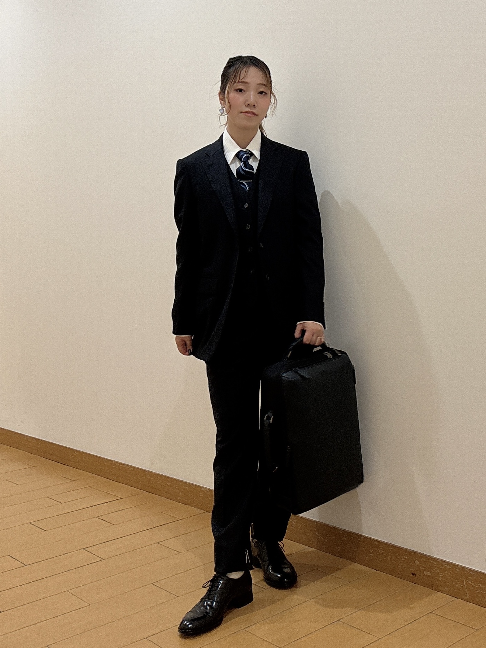 ヒナさんの「TAKEO KIKUCHI｜シャイニー シャーク ストライプ ベスト」を使ったコーディネート