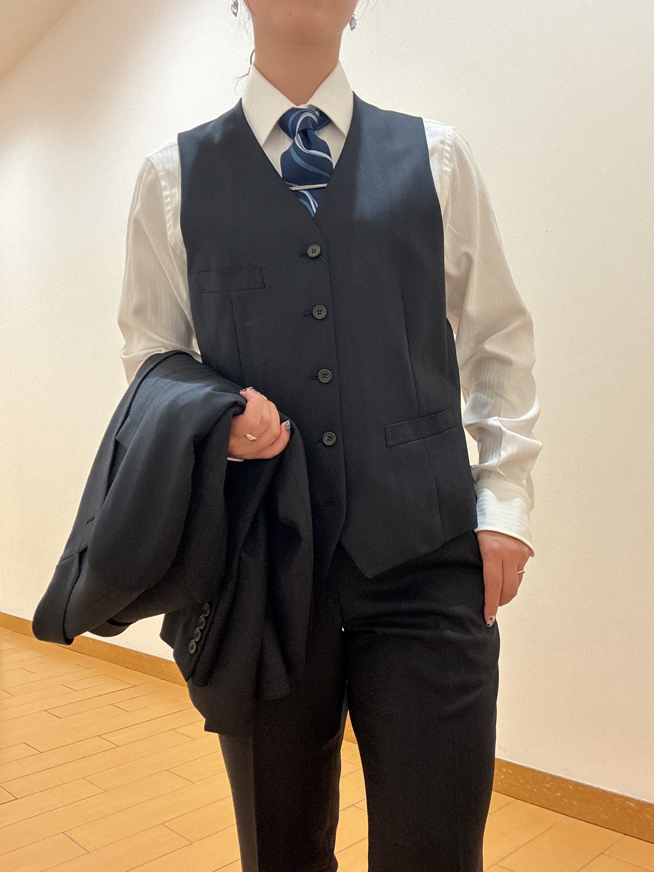 ヒナさんの「TAKEO KIKUCHI｜シャイニー シャーク ストライプ ベスト」を使ったコーディネート