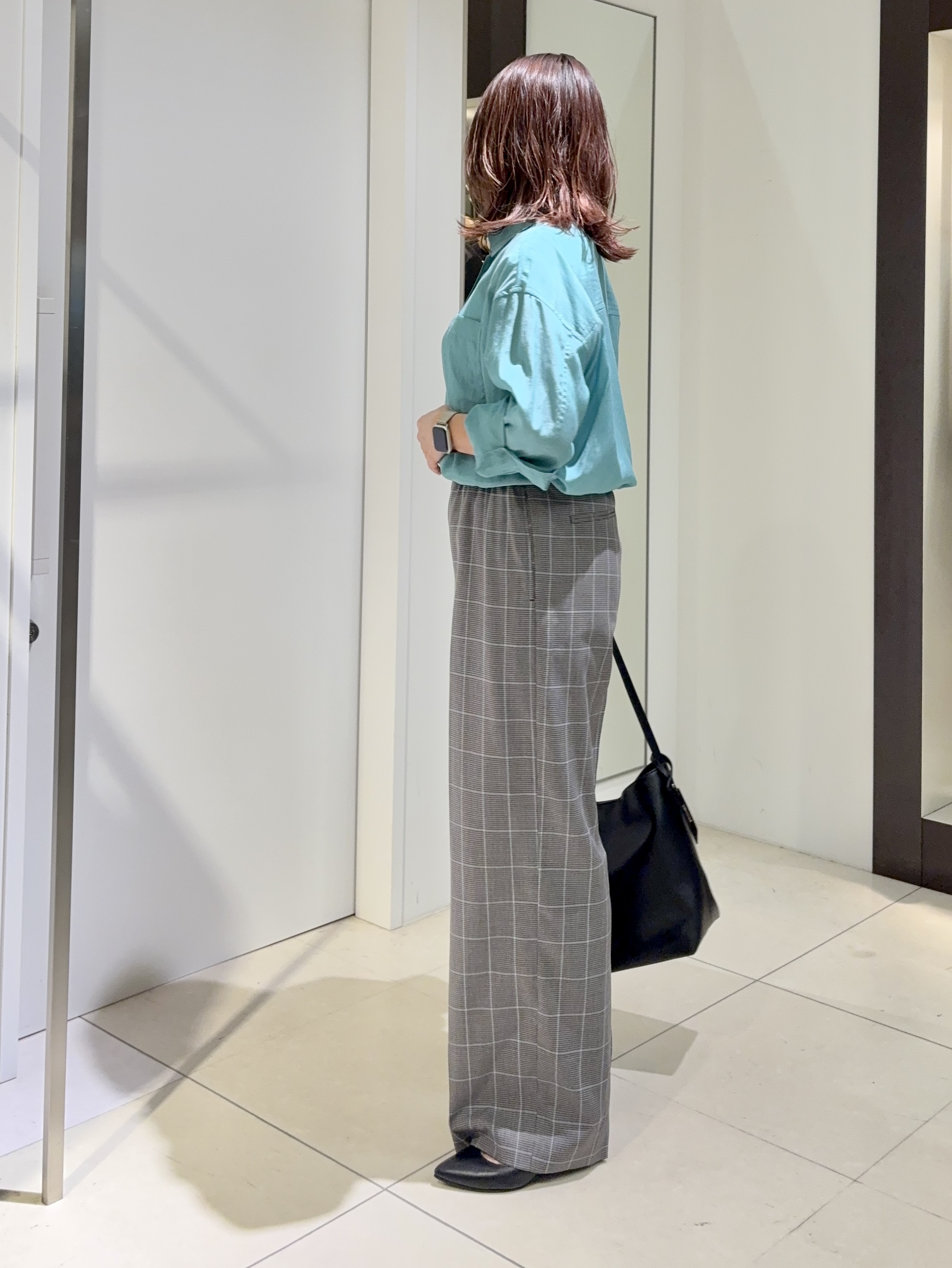 tomoさんの「UNTITLED｜【秋羽織り/肌に張り付きにくい】シルキータッチシアーシャツ」を使ったコーディネート