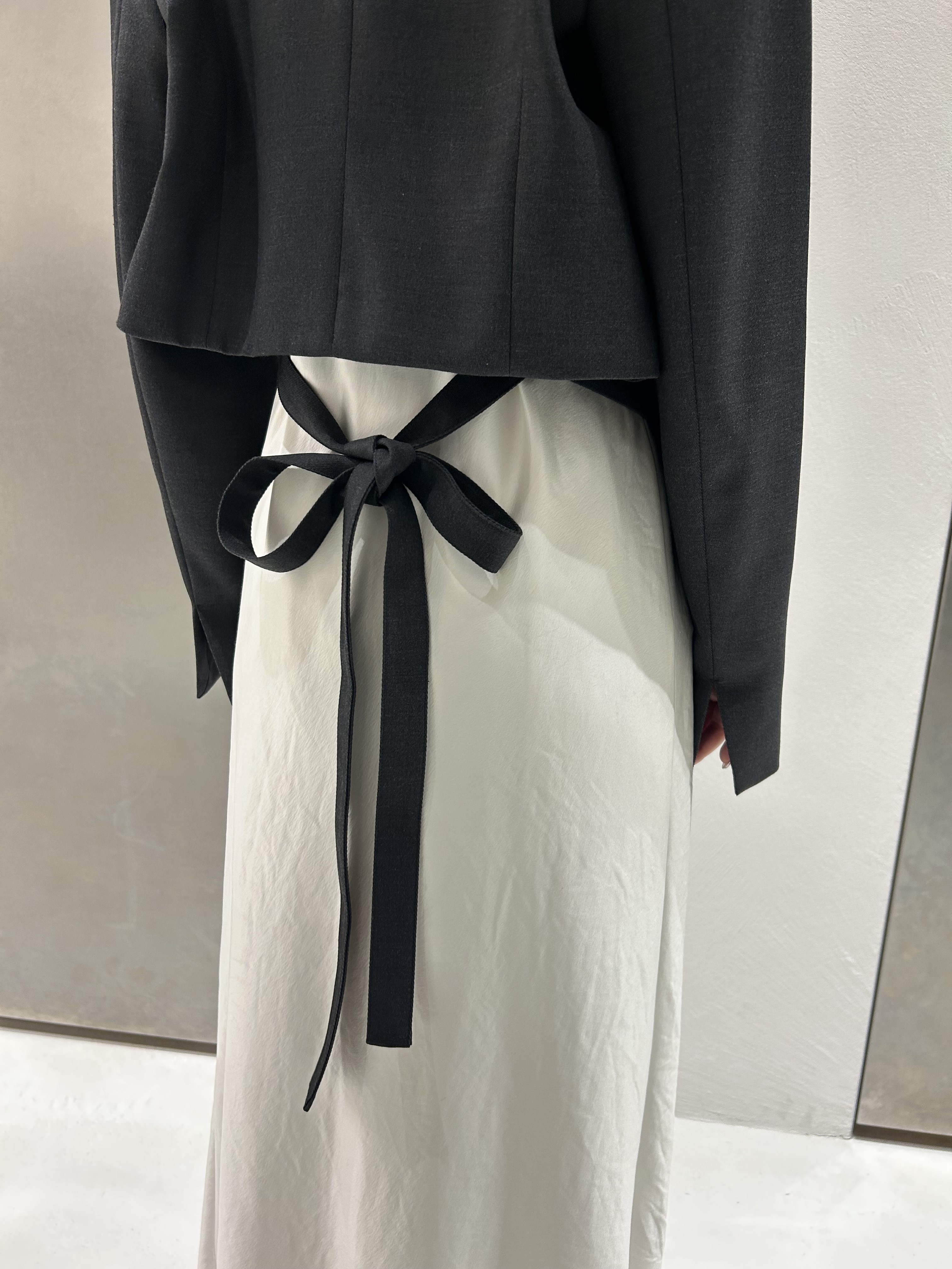 miniさんの「CODE A｜satin cami dress」を使ったコーディネート