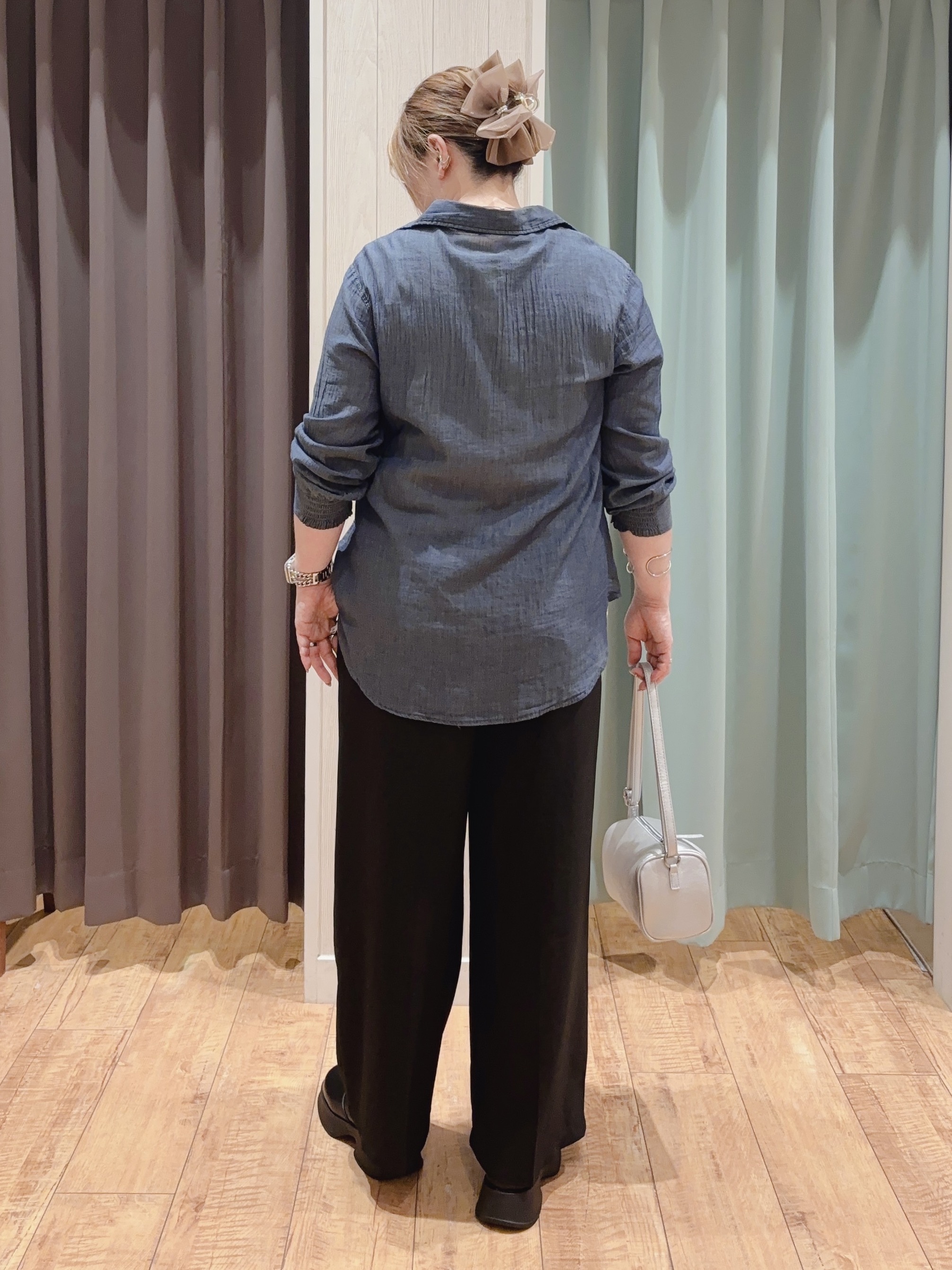 HANAさんの「SHOO･LA･RUE｜【綿100%/UV/S-LL/体型カバー】ヒップが隠せる 柔らかシアーデニムシャツ」を使ったコーディネート