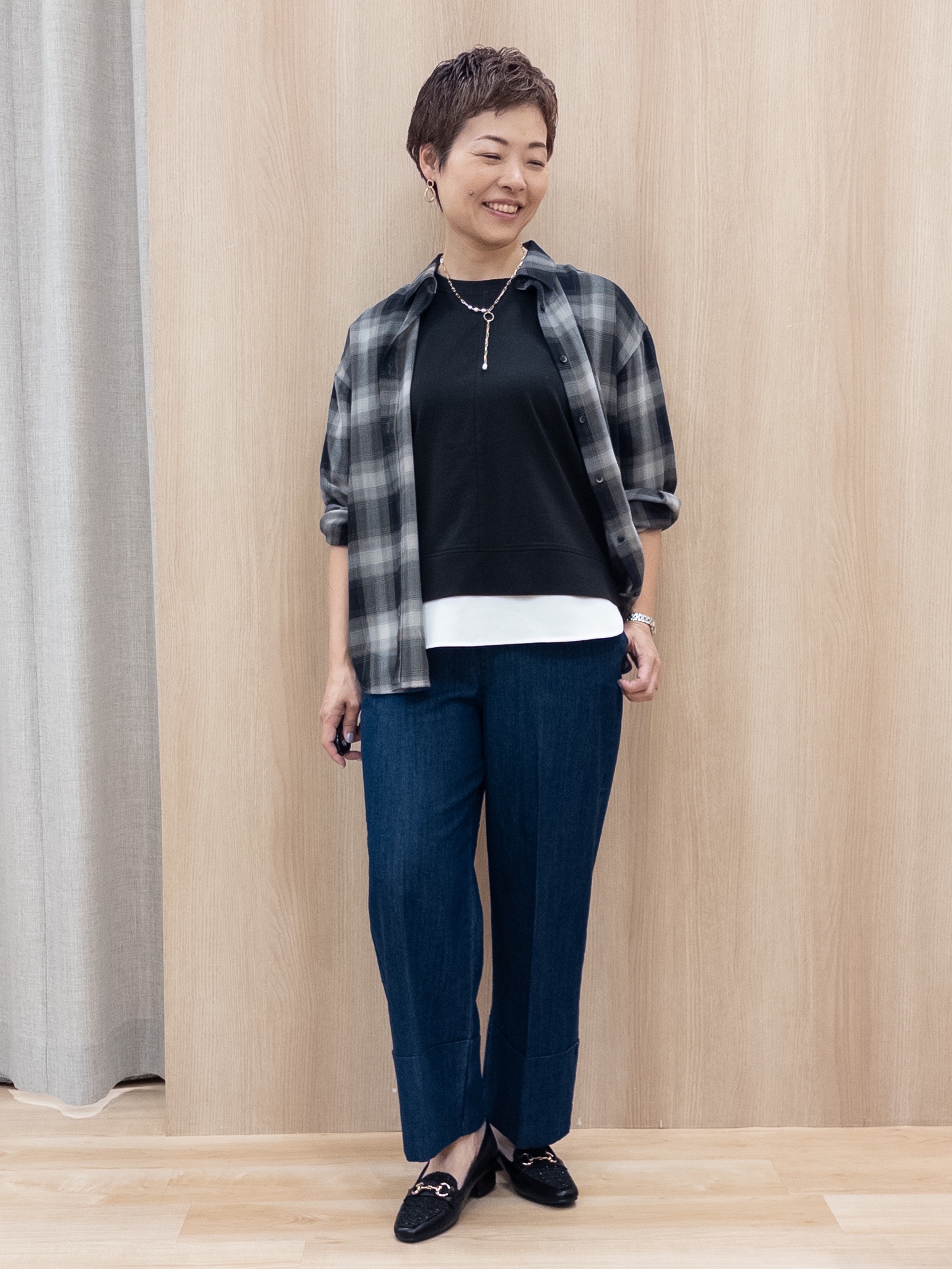 シュウコさんの「grove｜シアーオンブレチェックシャツ」を使ったコーディネート
