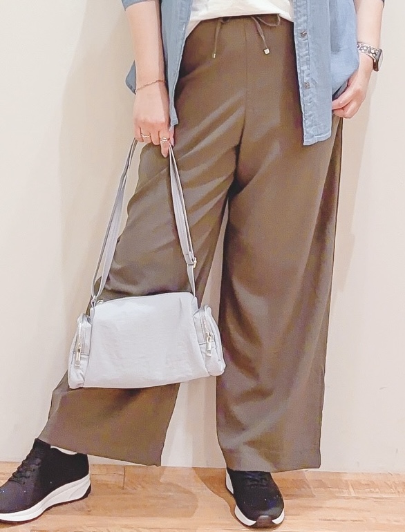 naoさんの「SHOO･LA･RUE｜【綿100%/UV/S-LL/体型カバー】ヒップが隠せる 柔らかシアーデニムシャツ」を使ったコーディネート