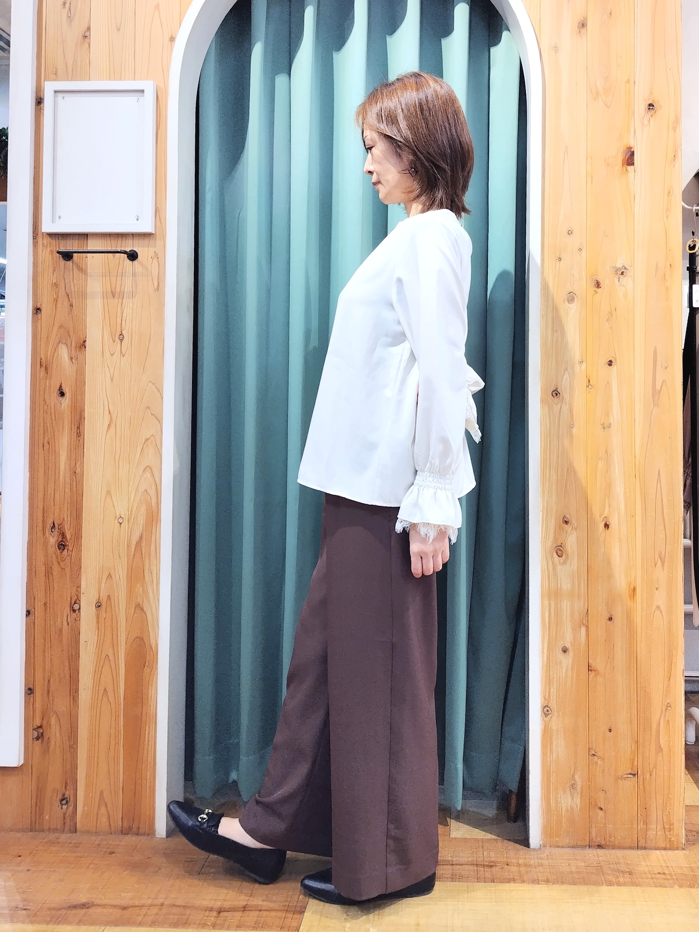 ショーコラさんの「SHOO･LA･RUE｜【S-LL/洗濯機可】お袖レースで華やぐ。フェミニンブラウス」を使ったコーディネート