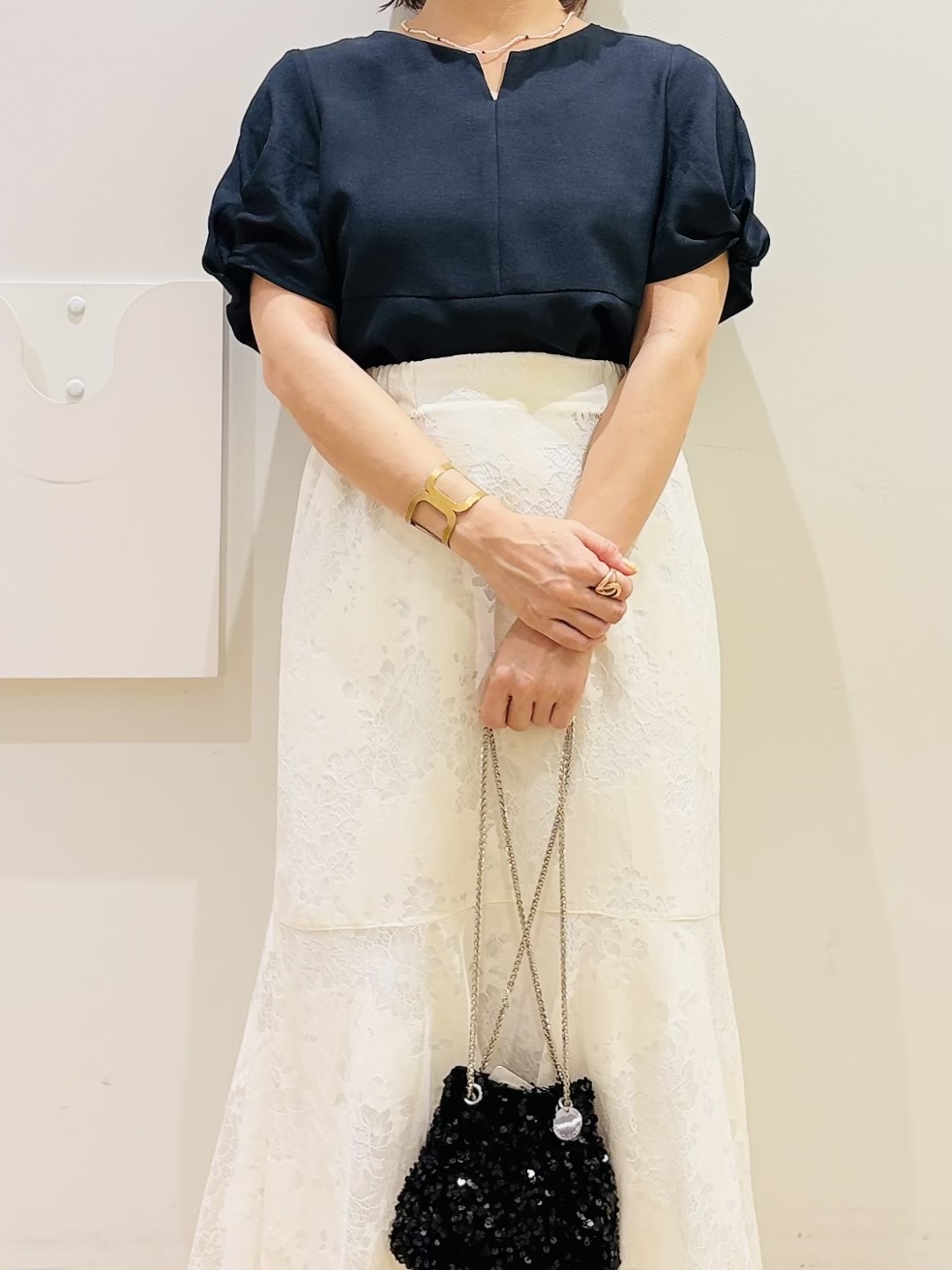 YUKOさんの「index｜【接触冷感／吸水速乾】キーネックペプラムブラウス《洗濯機OK》」を使ったコーディネート