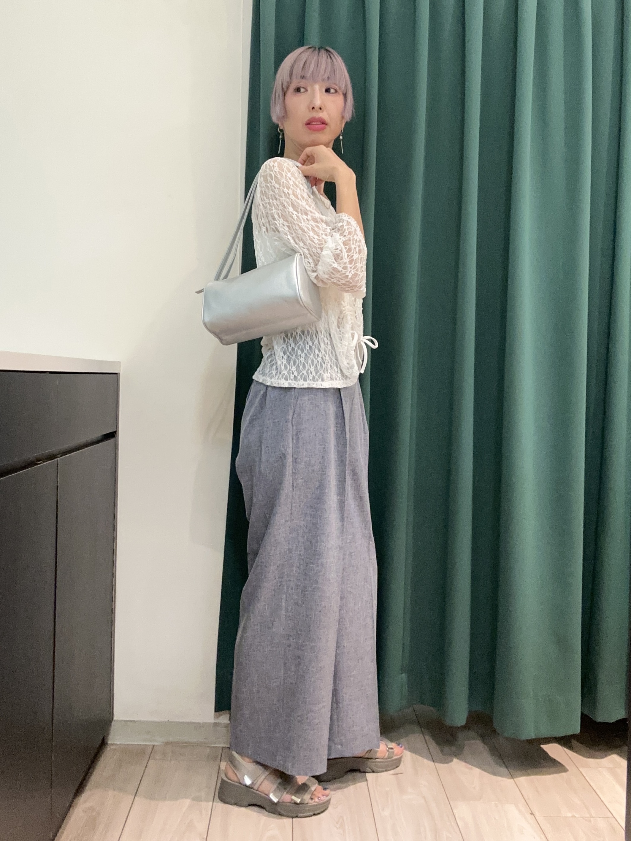 えまんさんの「SHOO･LA･RUE｜レースで華やかに映える 旬な透け感の レースシャーリングトップス」を使ったコーディネート