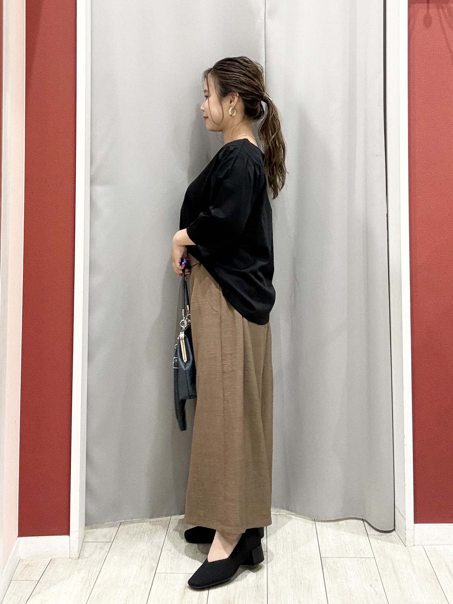 shioさんの「SHOO･LA･RUE｜【ひんやり／吸水速乾】クールドライコットン 綿100％ キーネックパフスリーブトップス」を使ったコーディネート