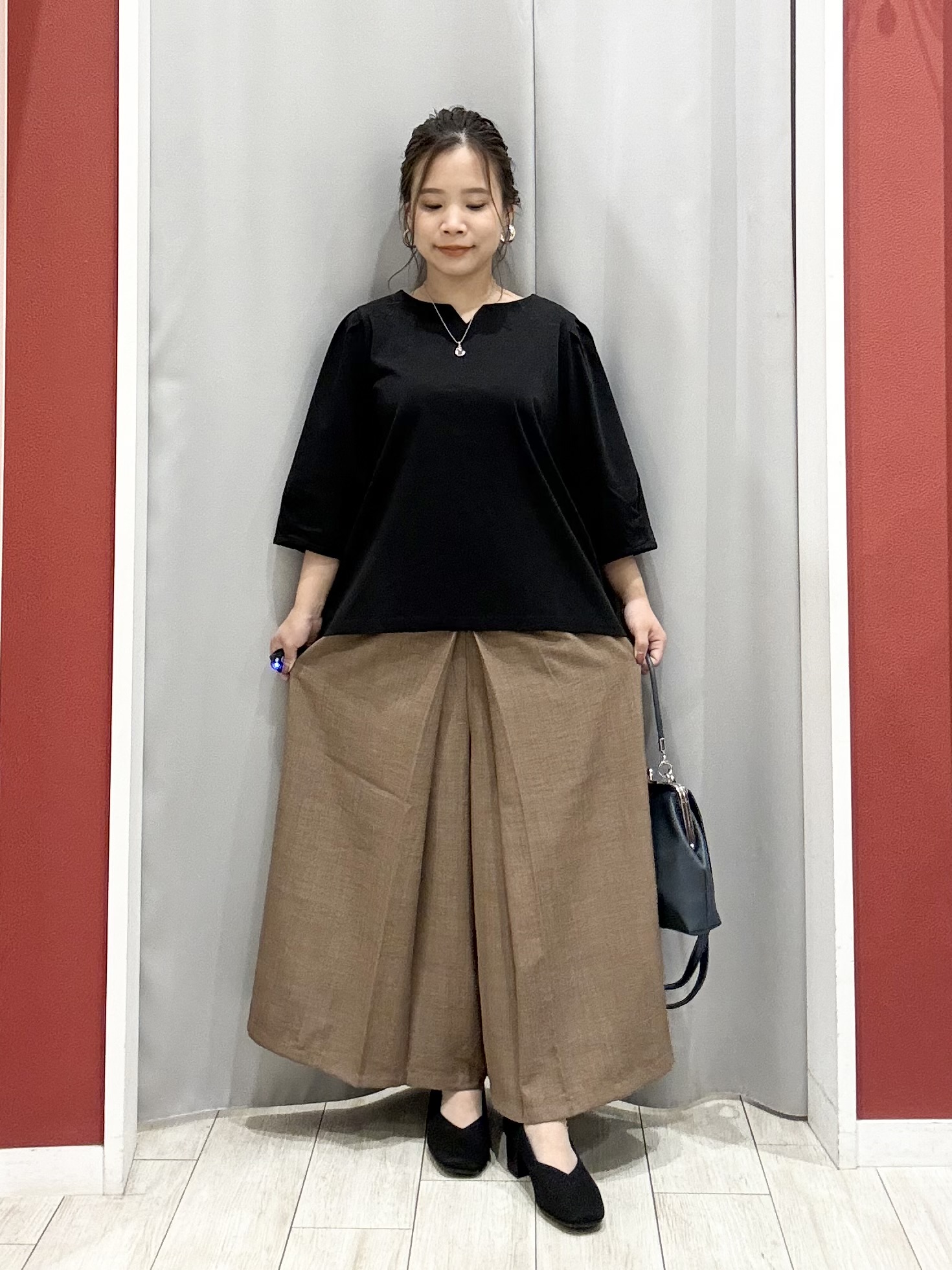 shioさんの「SHOO･LA･RUE｜【ひんやり／吸水速乾】クールドライコットン 綿100％ キーネックパフスリーブトップス」を使ったコーディネート