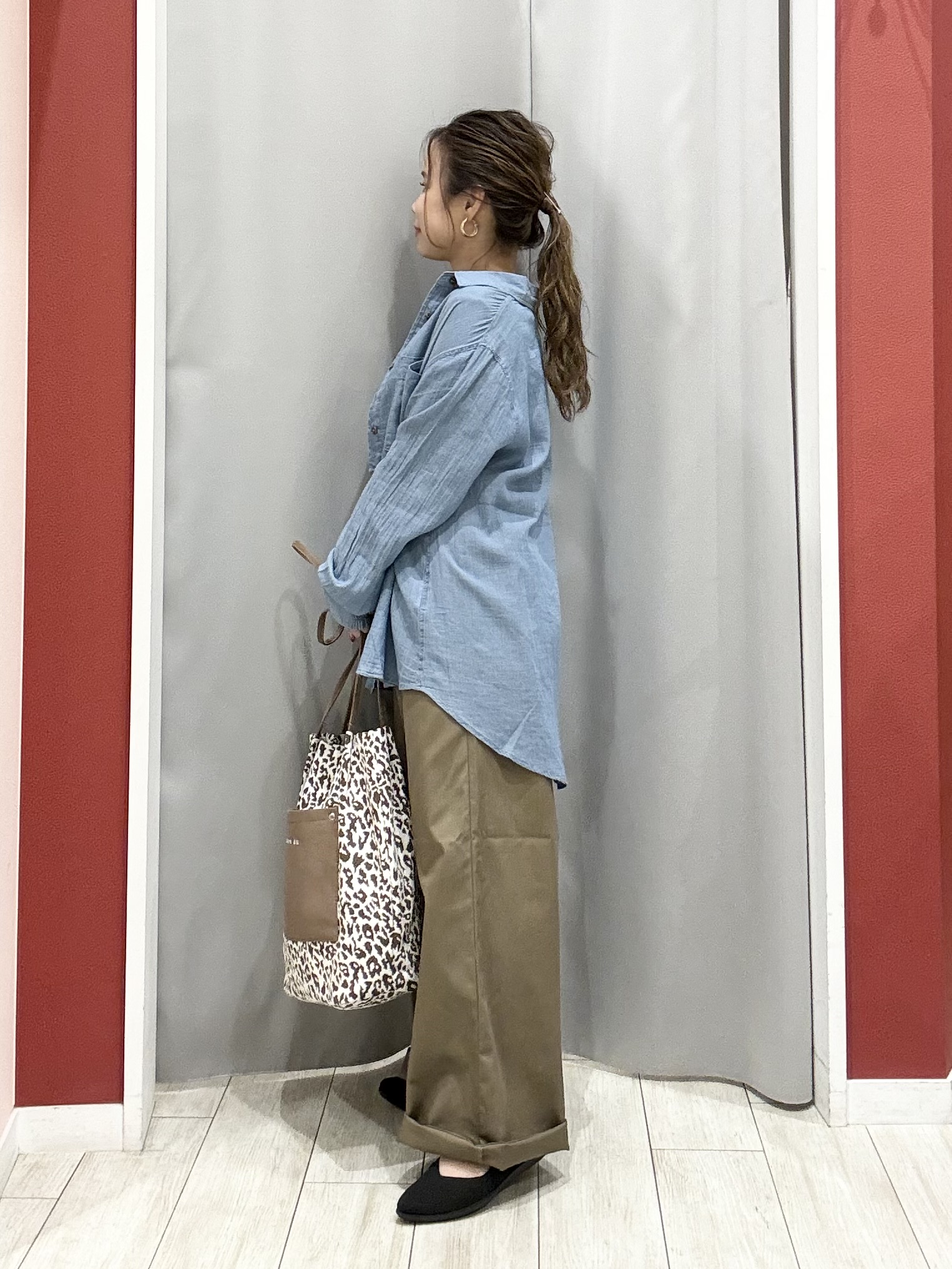 shioさんの「SHOO･LA･RUE｜【綿100%/UV/S-LL/体型カバー】ヒップが隠せる やわらかデニムシャツ」を使ったコーディネート