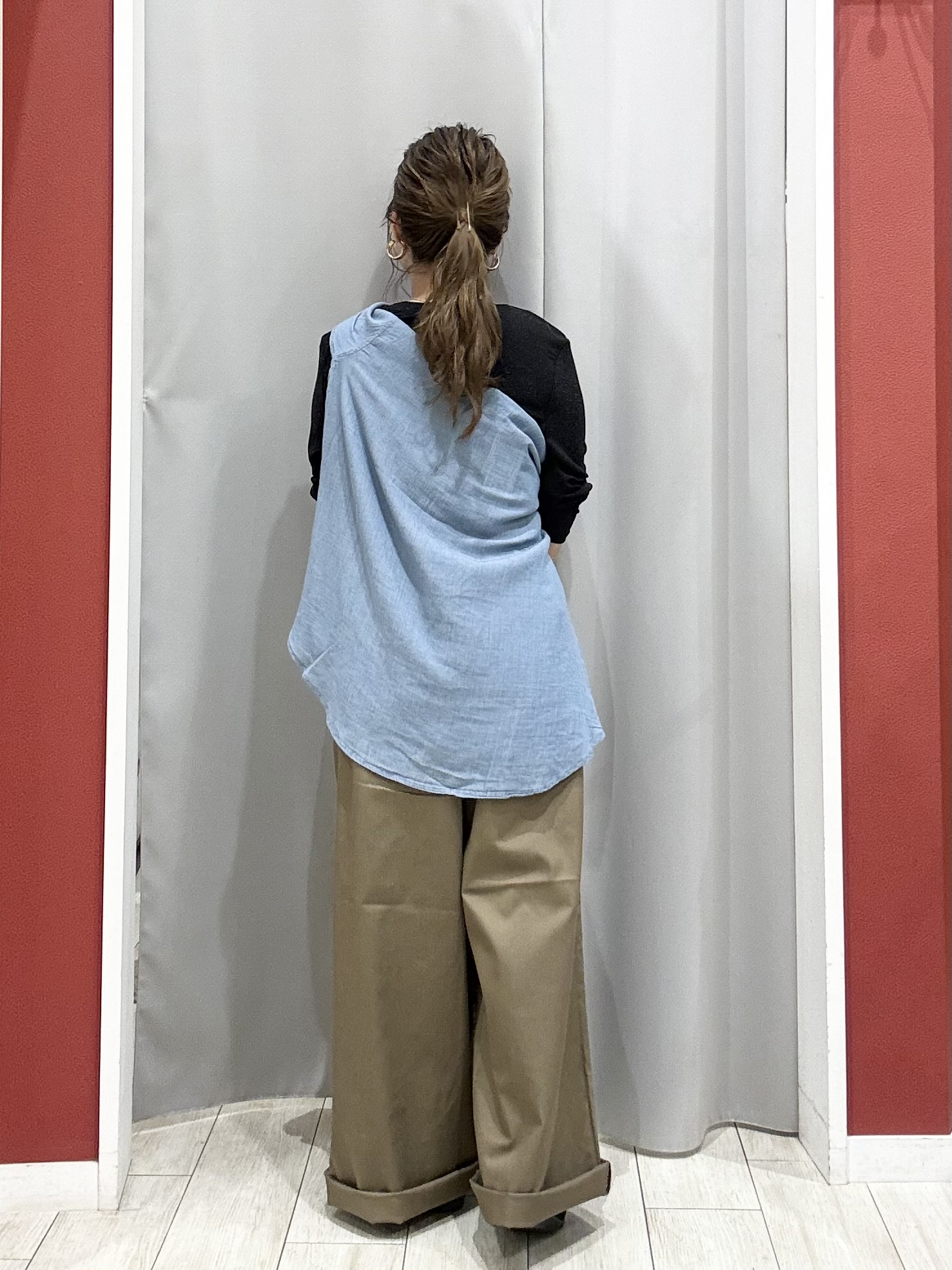 shioさんの「SHOO･LA･RUE｜【綿100%/UV/S-LL/体型カバー】ヒップが隠せる やわらかデニムシャツ」を使ったコーディネート