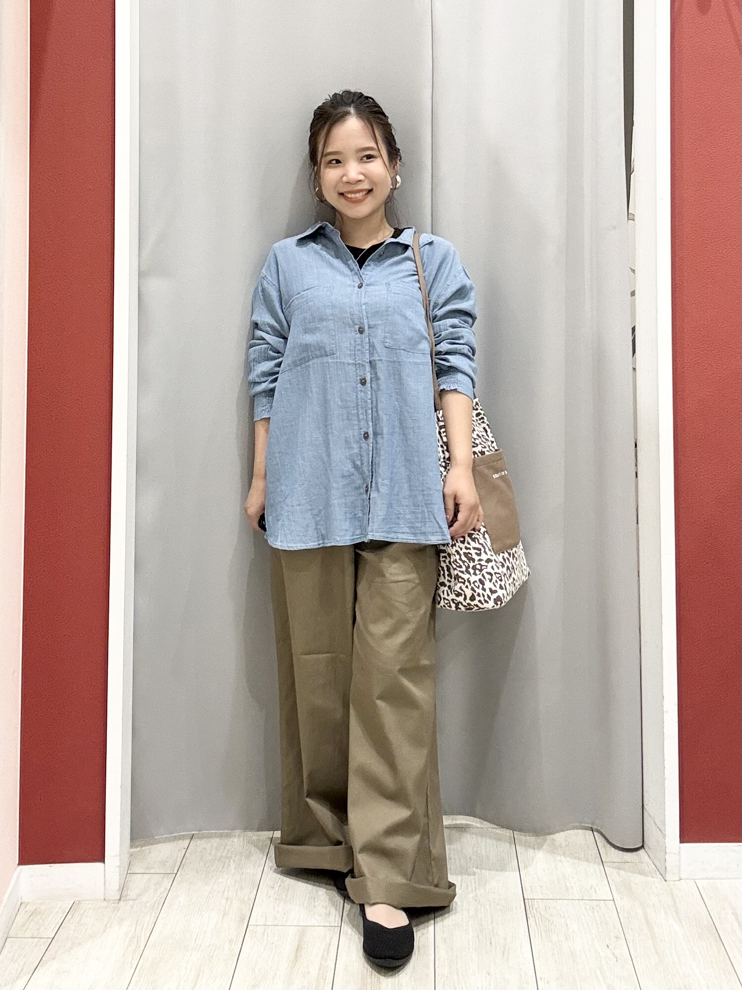shioさんの「SHOO･LA･RUE｜【綿100%/UV/S-LL/体型カバー】ヒップが隠せる やわらかデニムシャツ」を使ったコーディネート