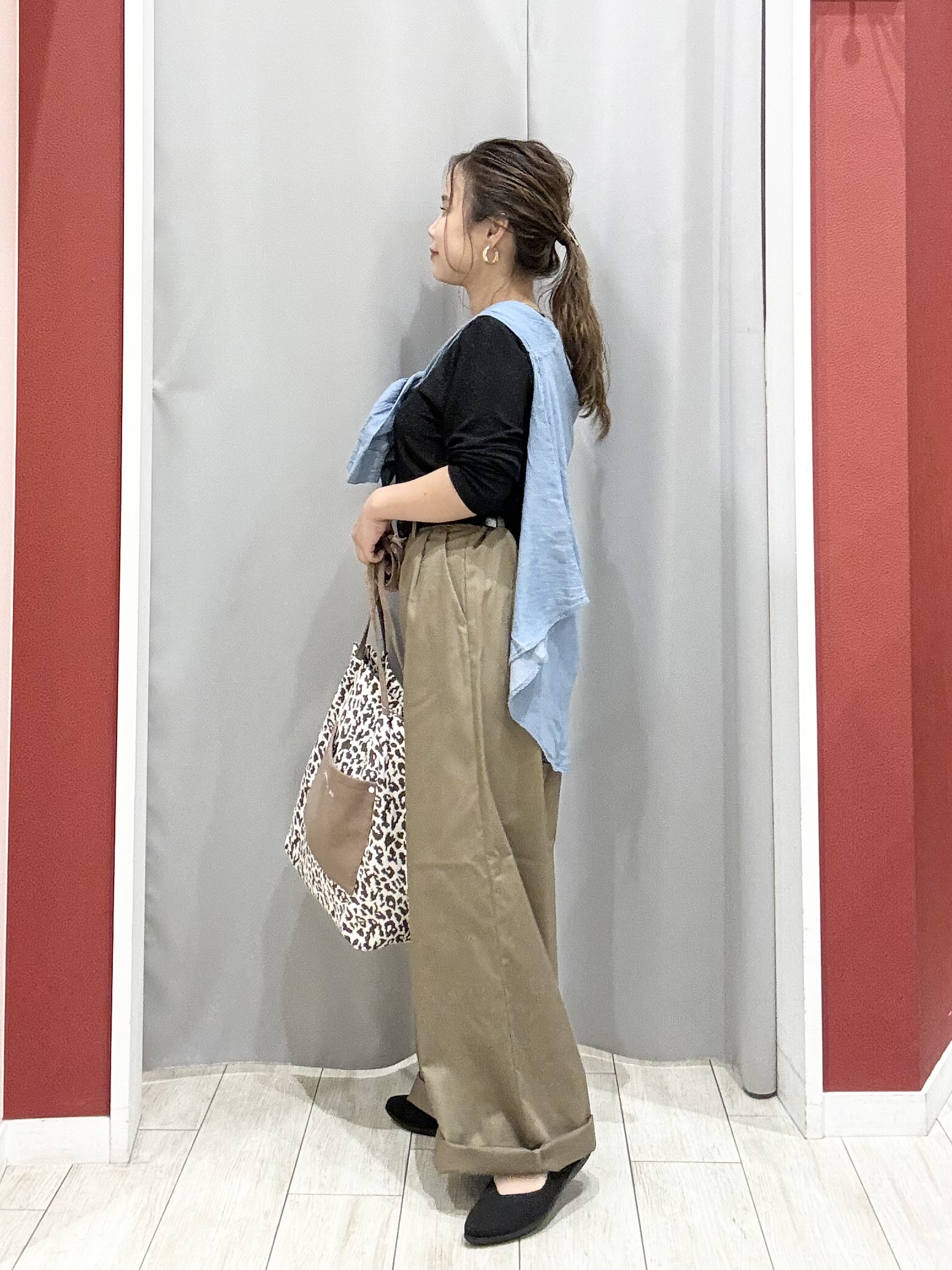 shioさんの「SHOO･LA･RUE｜【綿100%/UV/S-LL/体型カバー】ヒップが隠せる やわらかデニムシャツ」を使ったコーディネート