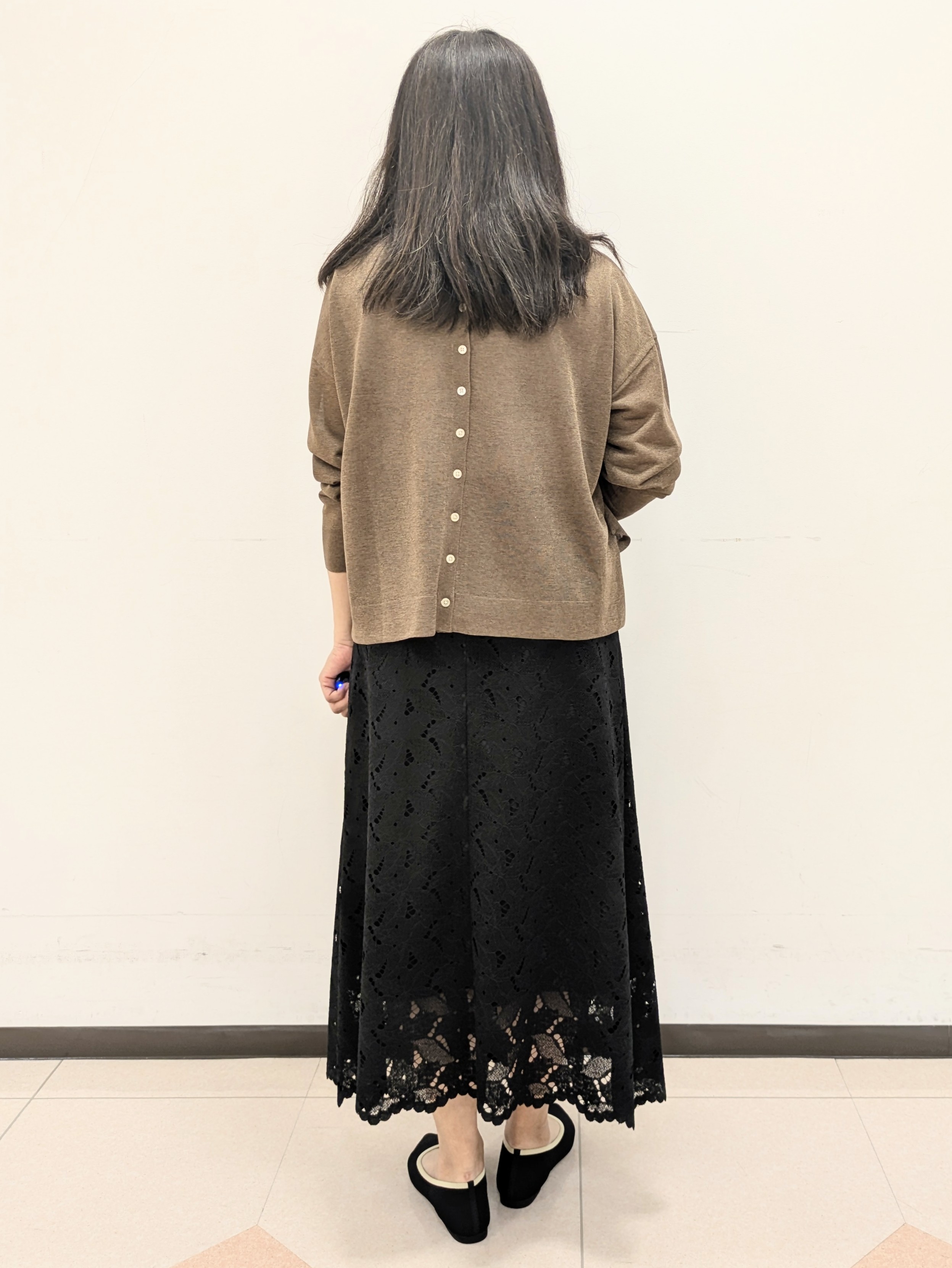 ともさんの「UNTITLED｜【アンサンブル可/秋羽織り/シアー】前後2WAYカーディガン」を使ったコーディネート