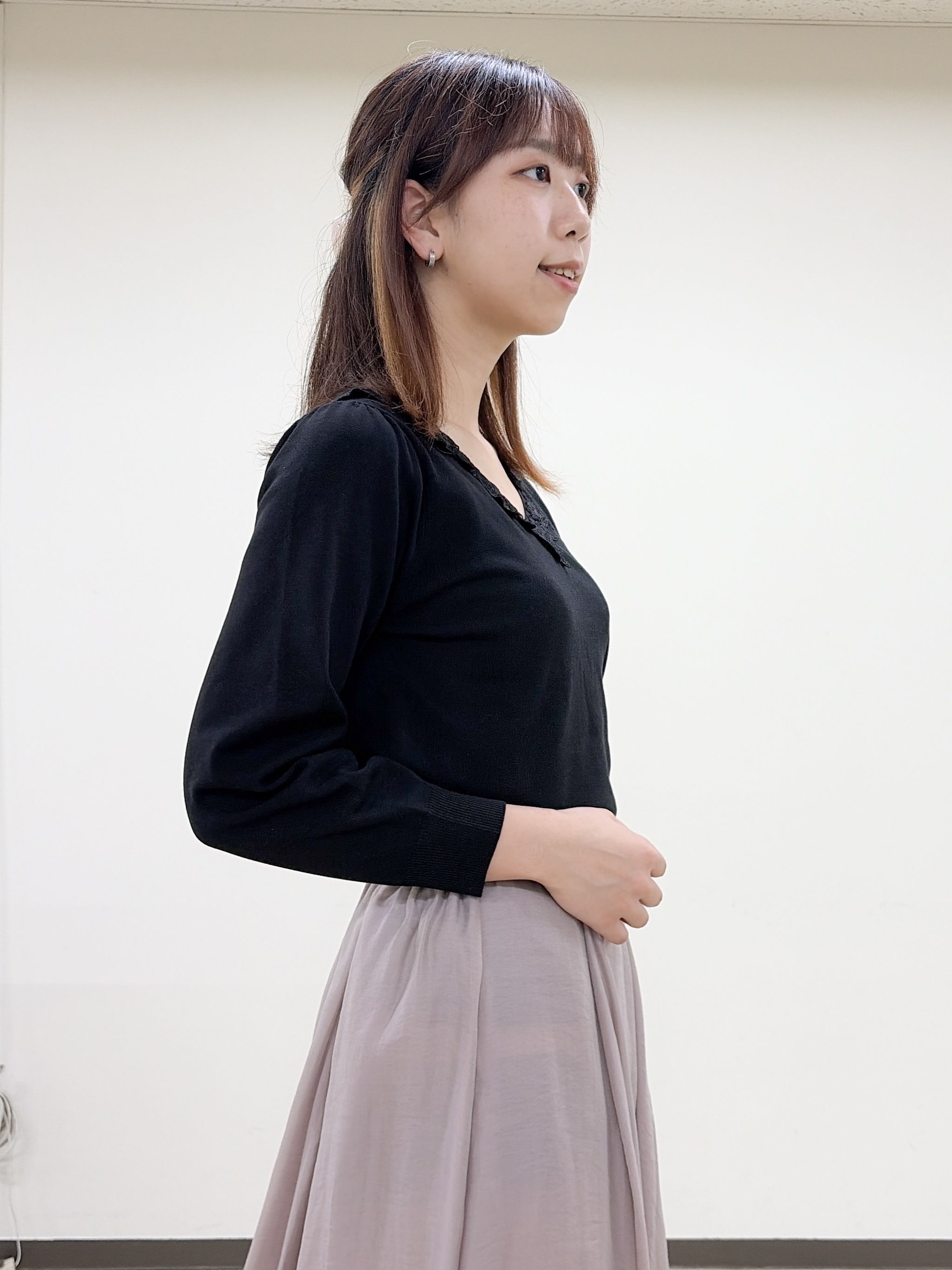 yurinaさんの「index｜【UVケア】衿レースVネックニット《洗濯機OK／抗ピル》」を使ったコーディネート
