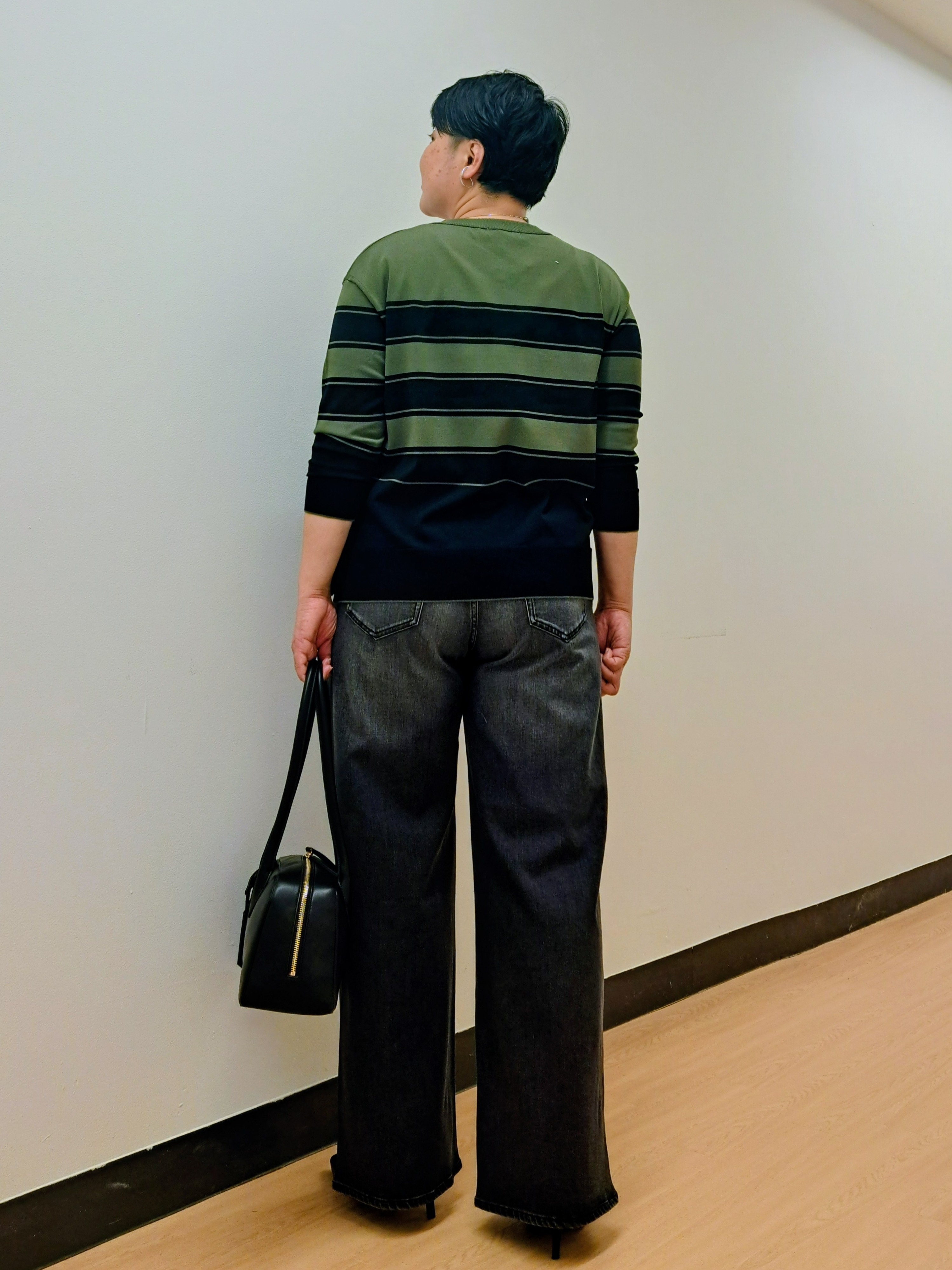 ますこさんの「UNTITLED｜【顔周りすっきり/体型カバー】ドライタッチVネックニットプルオーバー」を使ったコーディネート