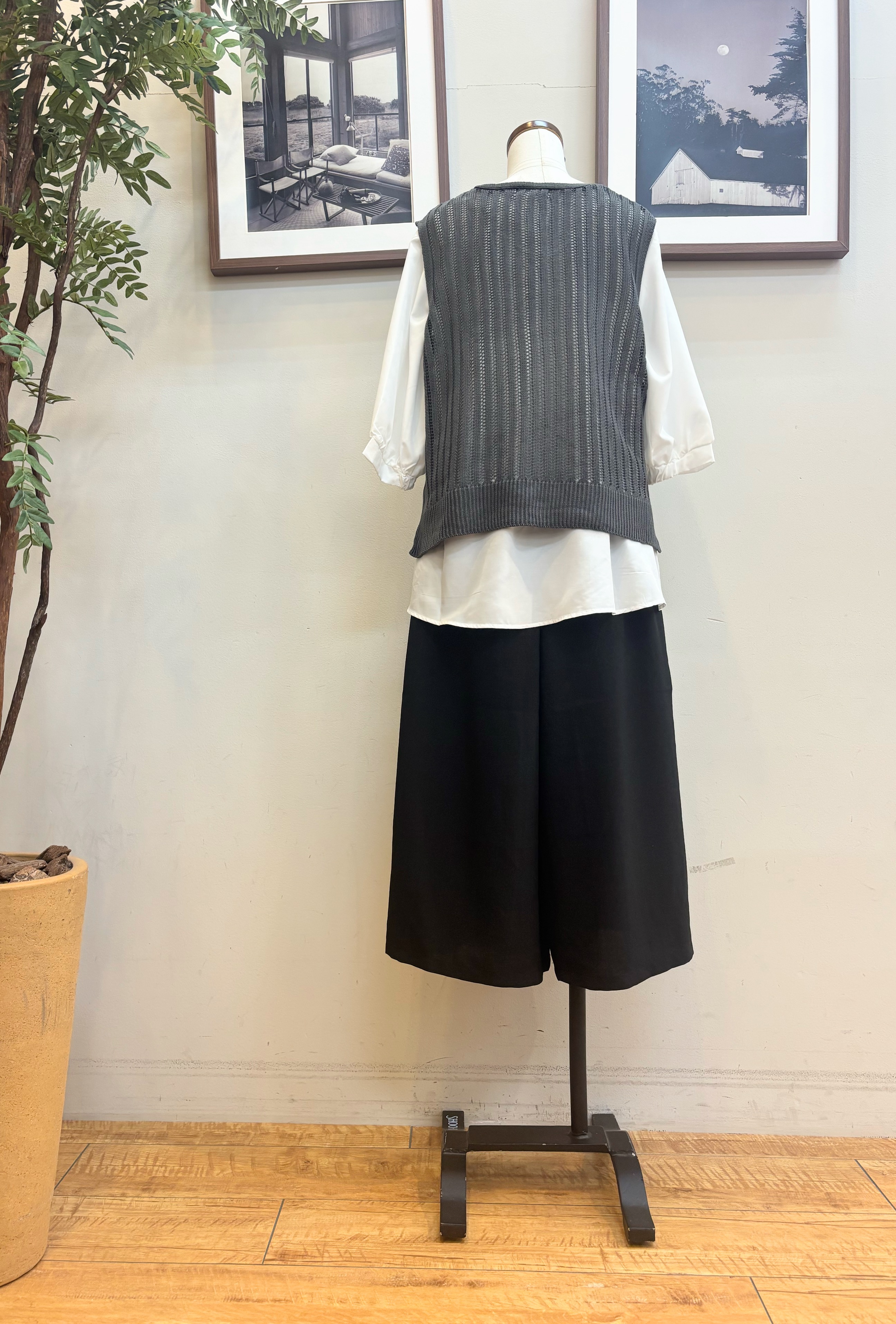 maiさんの「SHOO･LA･RUE｜【2点セット/洗濯機可/S-LL】透かし編みニットベスト＋5分袖シャツ」を使ったコーディネート