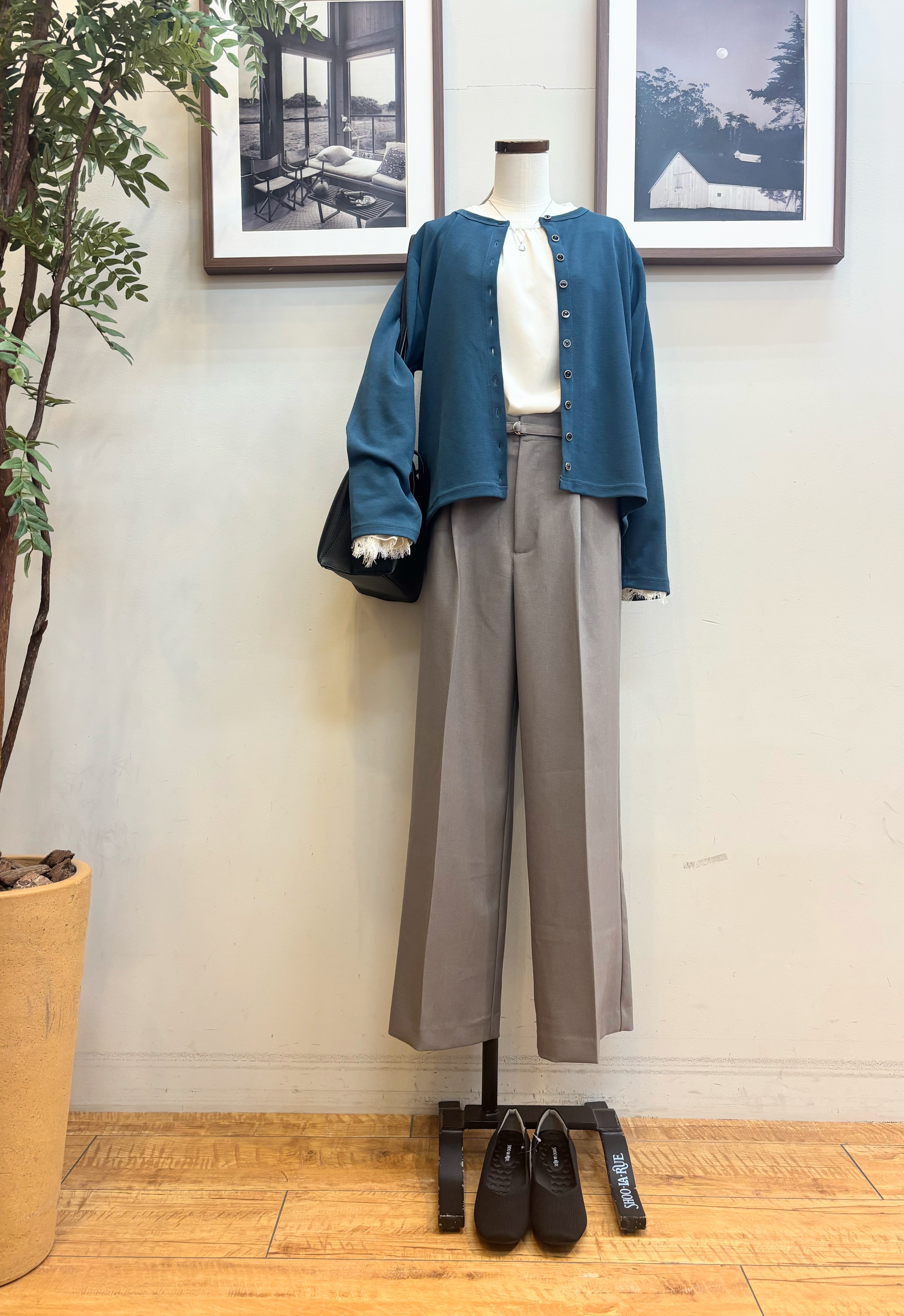 maiさんの「SHOO･LA･RUE｜【UV/S-LL/洗濯機可】多ボタンがポイント クルーネックカーディガン」を使ったコーディネート