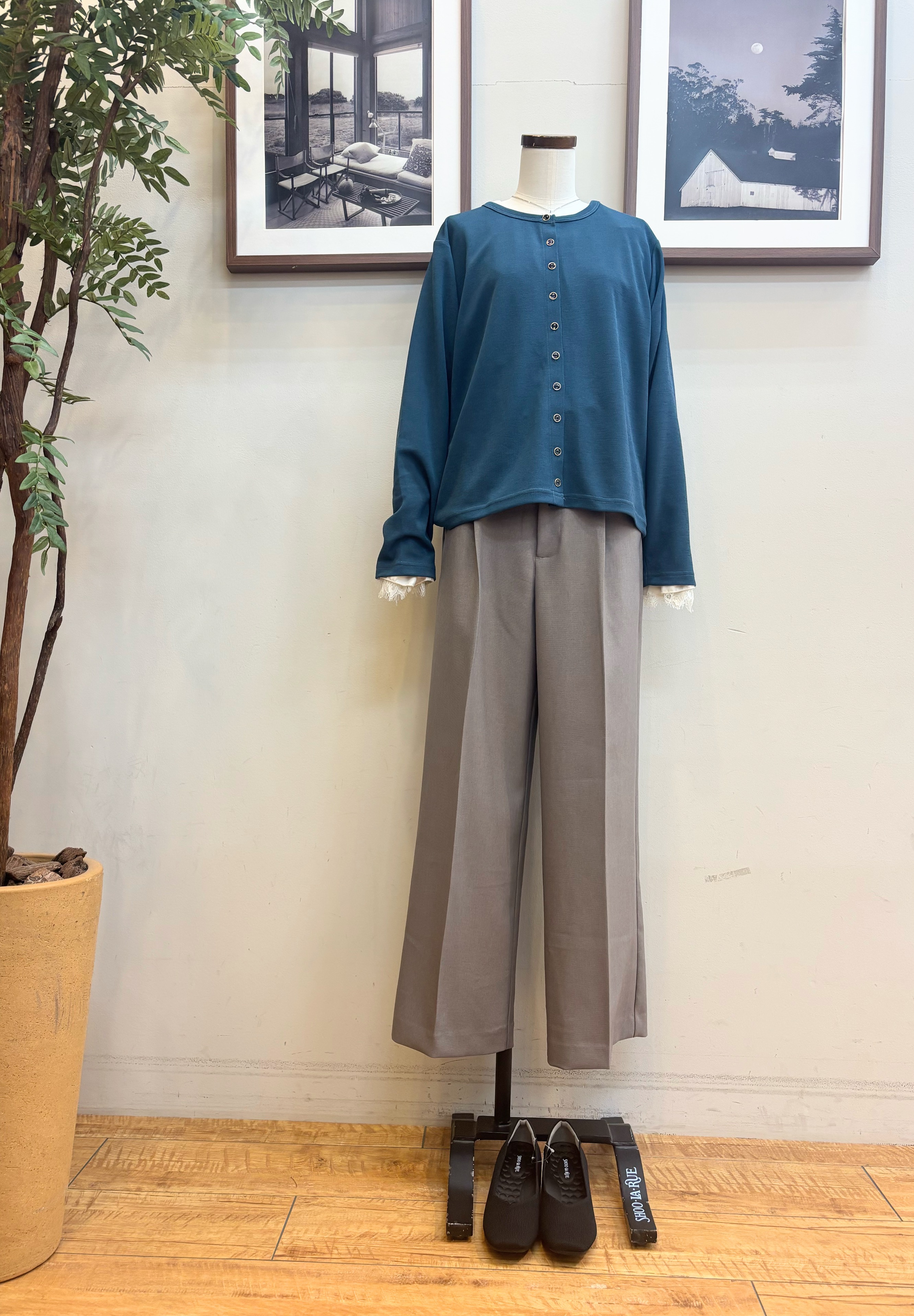 maiさんの「SHOO･LA･RUE｜【UV/S-LL/洗濯機可】多ボタンがポイント クルーネックカーディガン」を使ったコーディネート
