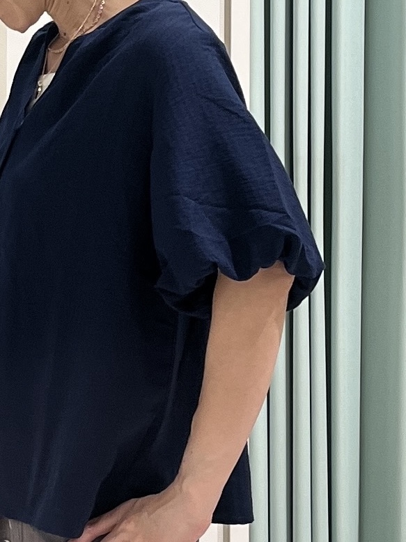 まつみさんの「SHOO･LA･RUE｜【洗濯機可】バルーンスリーブで二の腕カバー キーネック5分袖ブラウス」を使ったコーディネート