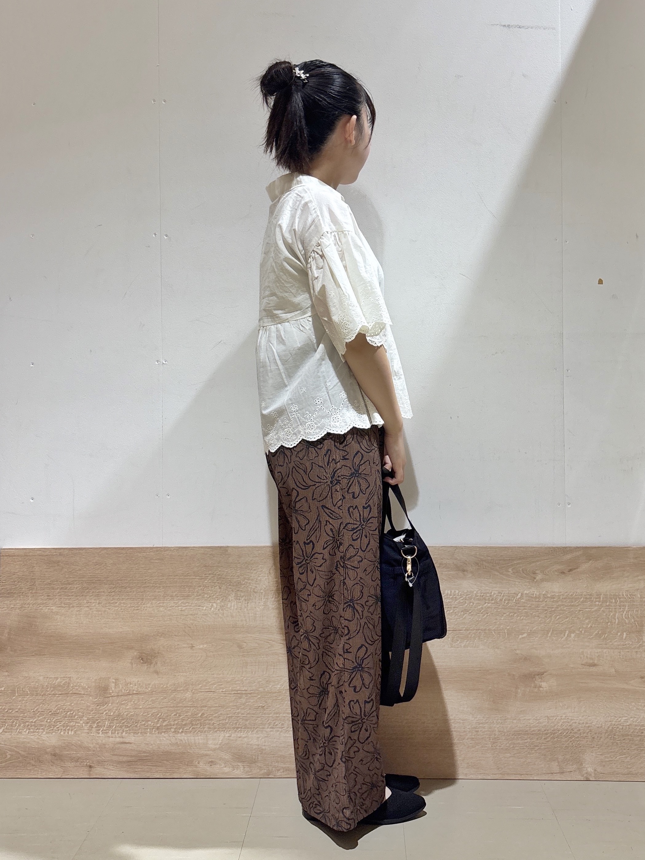 るねさんの「SHOO･LA･RUE｜【洗濯機可/綿100％/体型カバー】刺繍レースがこなれ見え 二の腕が隠せる ペプラムブラウス」を使ったコーディネート