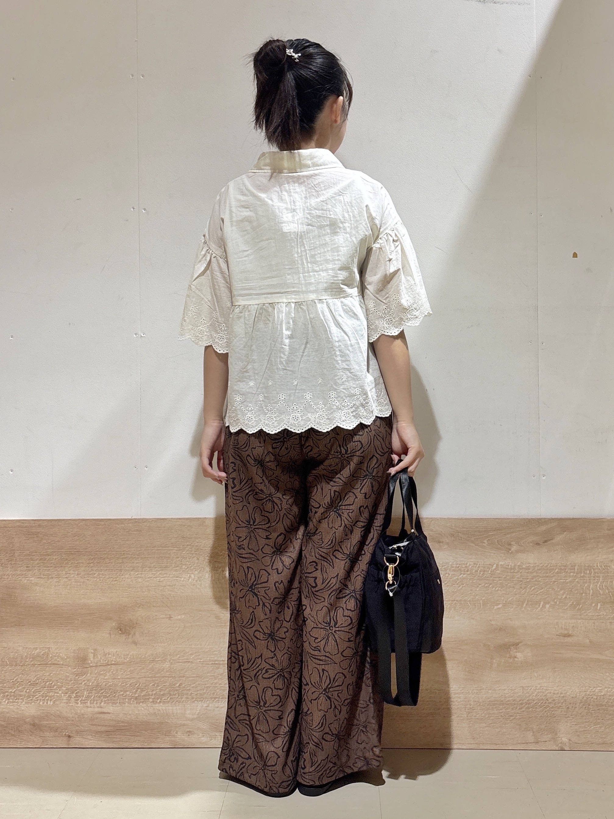 るねさんの「SHOO･LA･RUE｜【洗濯機可/綿100％/体型カバー】刺繍レースがこなれ見え 二の腕が隠せる ペプラムブラウス」を使ったコーディネート