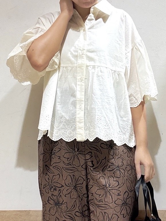 るねさんの「SHOO･LA･RUE｜【洗濯機可/綿100％/体型カバー】刺繍レースがこなれ見え 二の腕が隠せる ペプラムブラウス」を使ったコーディネート