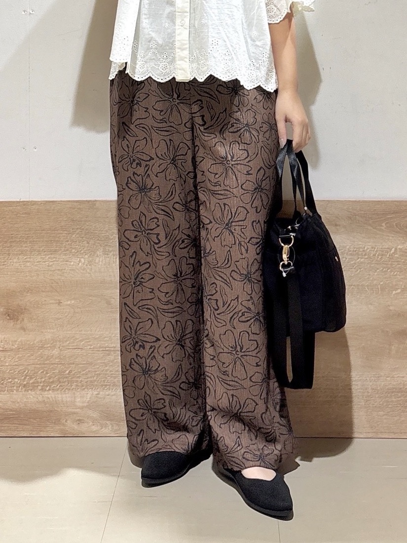 るねさんの「SHOO･LA･RUE｜【洗濯機可/綿100％/体型カバー】刺繍レースがこなれ見え 二の腕が隠せる ペプラムブラウス」を使ったコーディネート